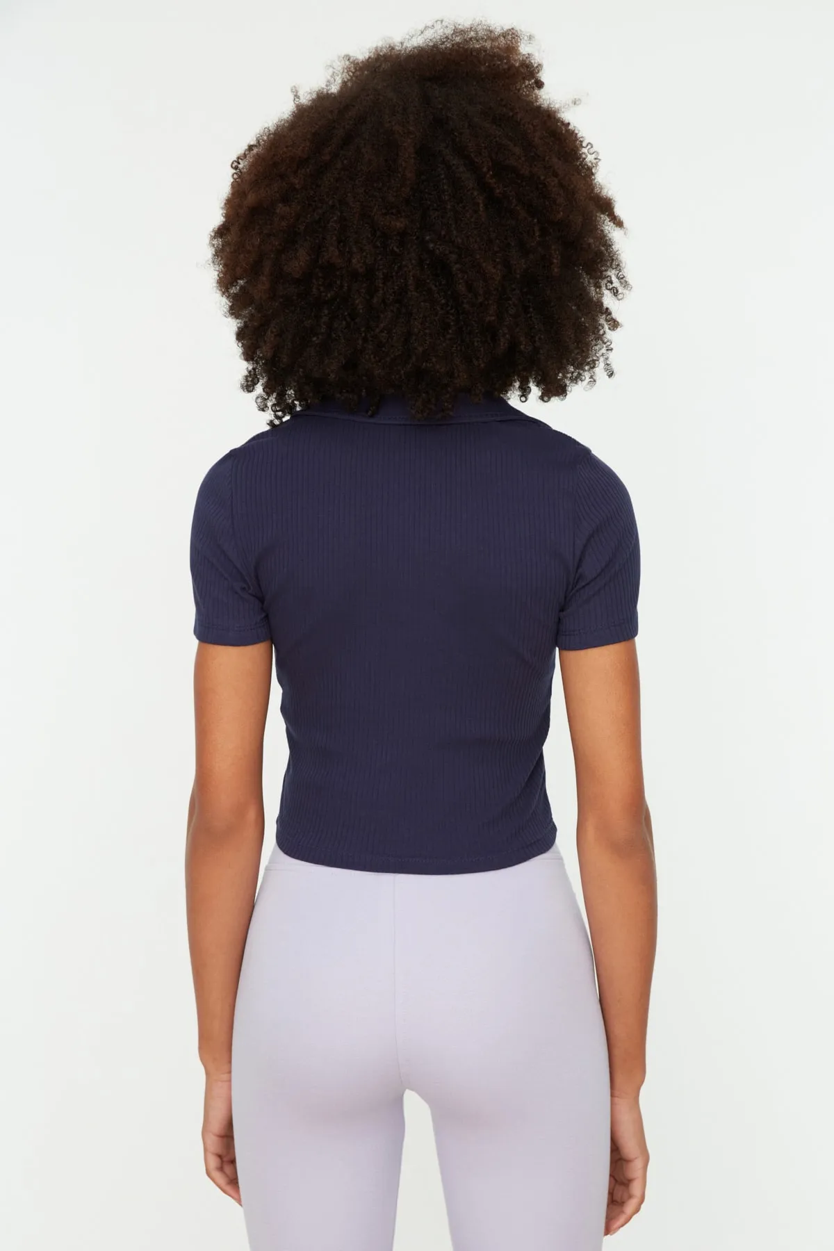 Trendyol Collection  Marineblaue, taillierte, kurze, gerippte, dehnbare Strickbluse mit Polokragen TWOSS21BZ0038