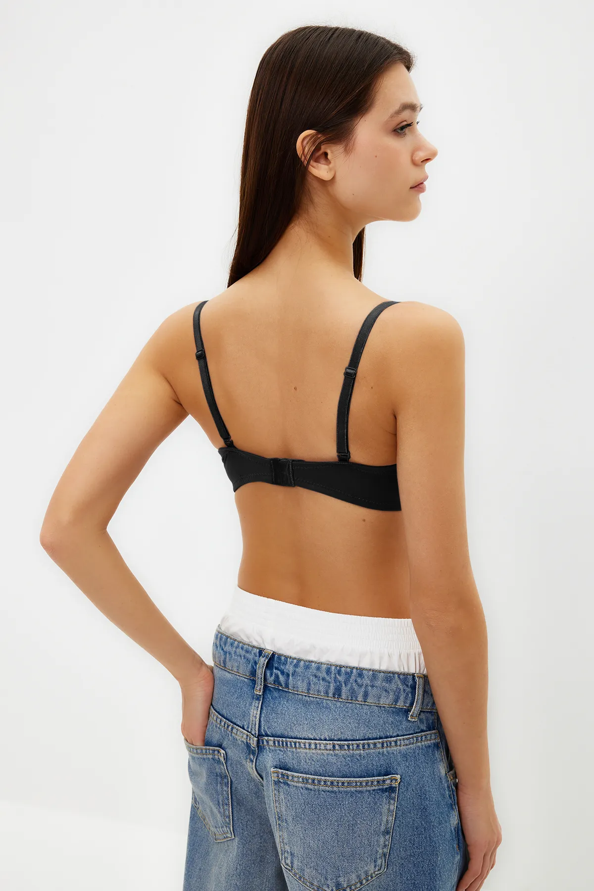 Trendyol Collection  Schwarzer T-Shirt-BH mit extra Push-Up-Effekt und String-Trägern, Strick-BH THMAW21SU0058