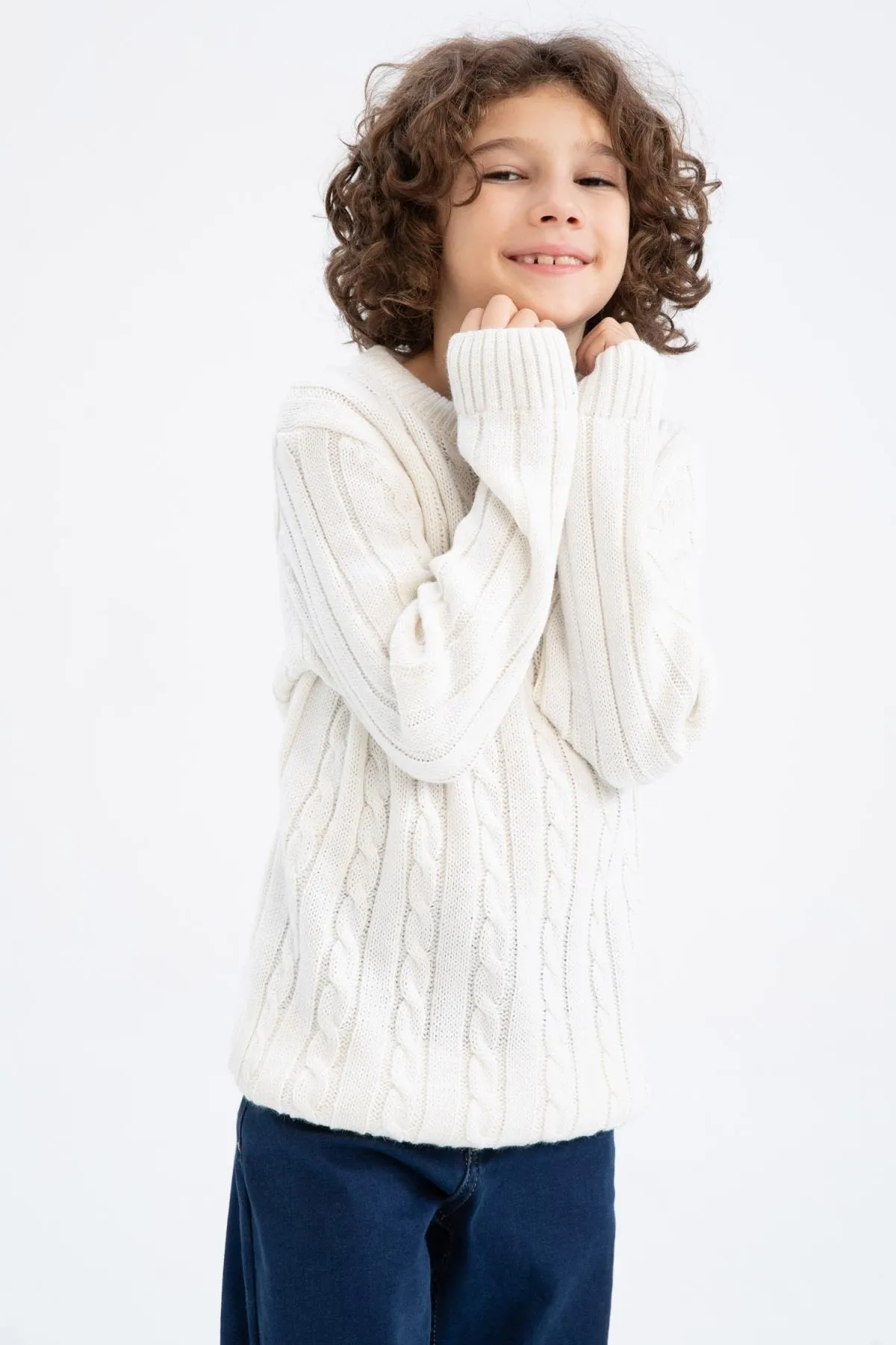 DeFacto  Strickpullover für Jungen mit normaler Passform und Rundhalsausschnitt