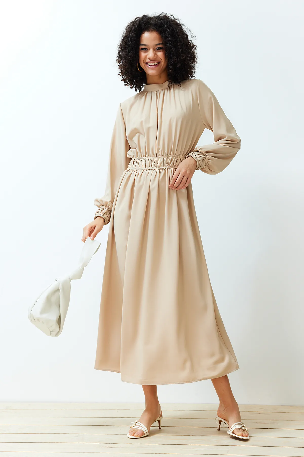 Trendyol Modest  Beigefarbenes, detailliertes, gewebtes Kleid mit Stehkragen, Taille und Ärmeln TCTSS24EB00083