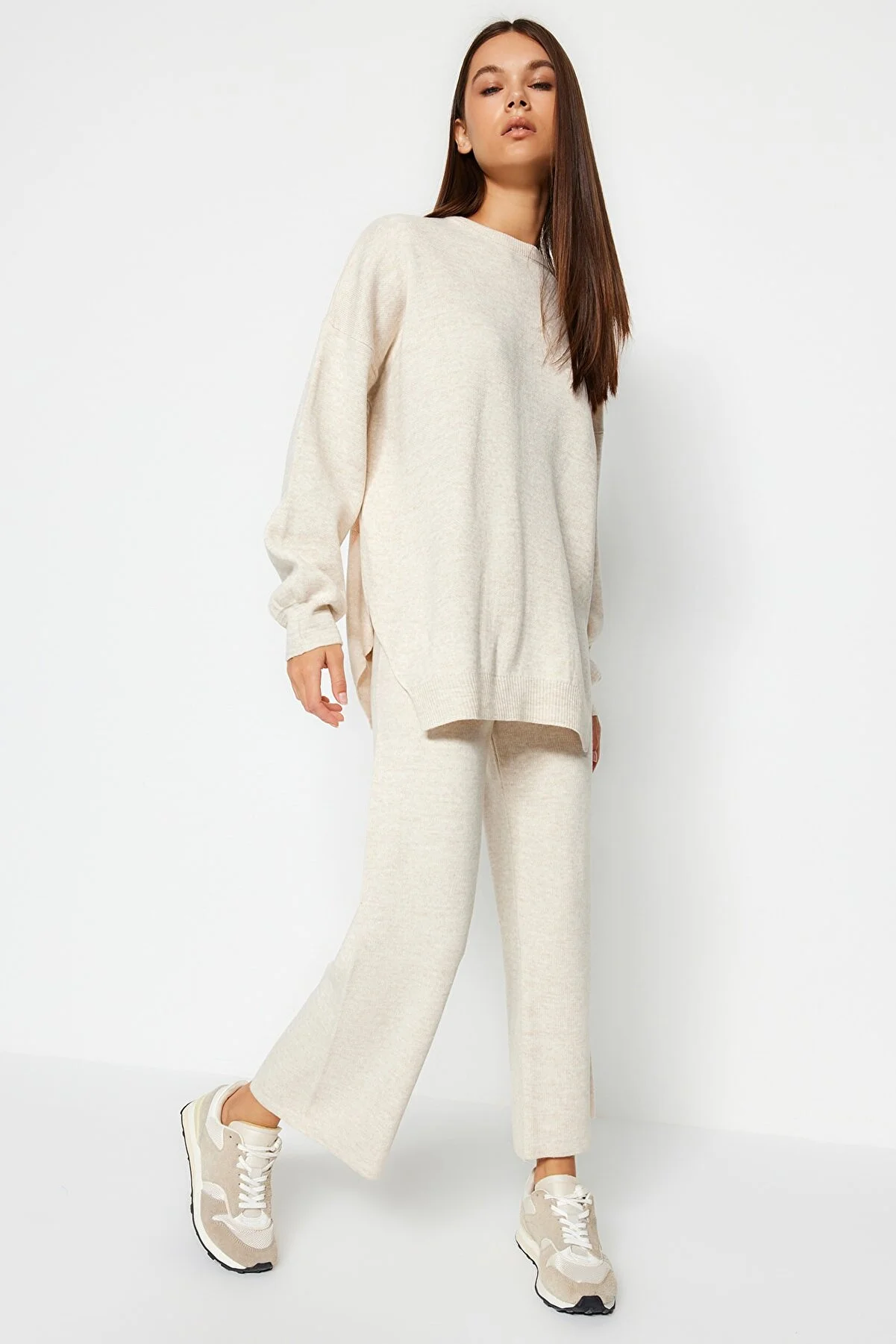 Trendyol Collection  Beiges, weit geschnittenes Strickoberteil und -unterteil mit Ballonärmeln TWOAW24AU00067