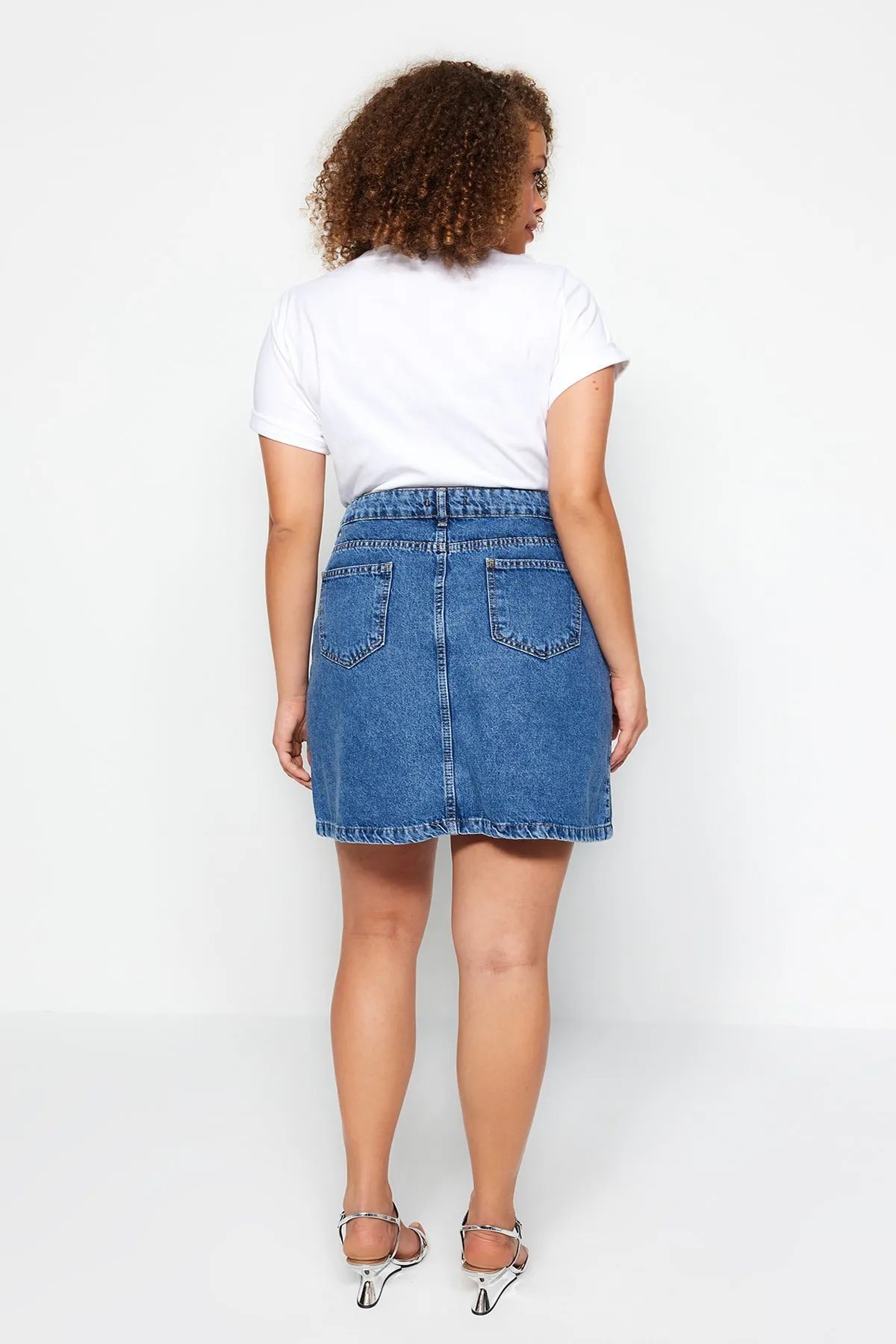 Trendyol Curve  Blauer Jeansrock mit Doppelschlitz TBBSS23AZ00056
