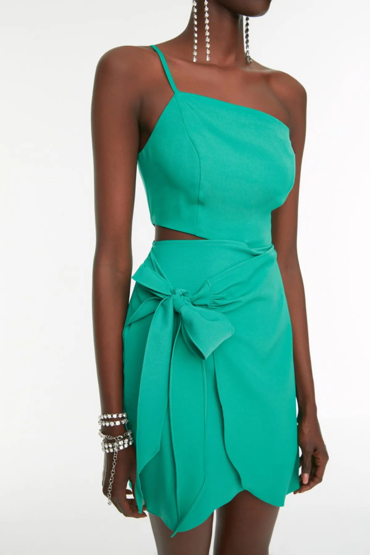 Trendyol Collection  Elegantes Abendkleid mit grünem Taillendetail TPRSS22EL2880