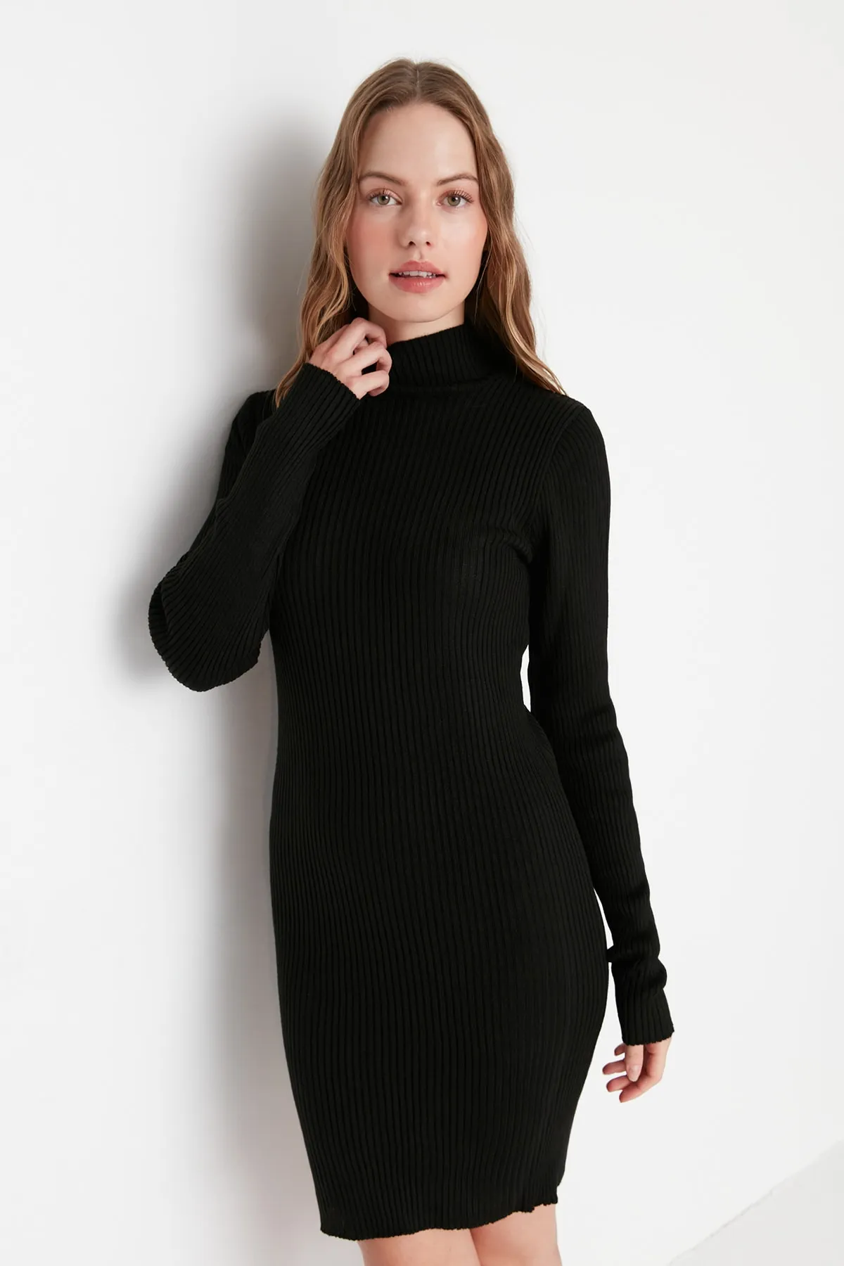 Trendyol Collection  Schwarzes Mini-Strickkleid mit Stehkragen - TWOAW23EL01389