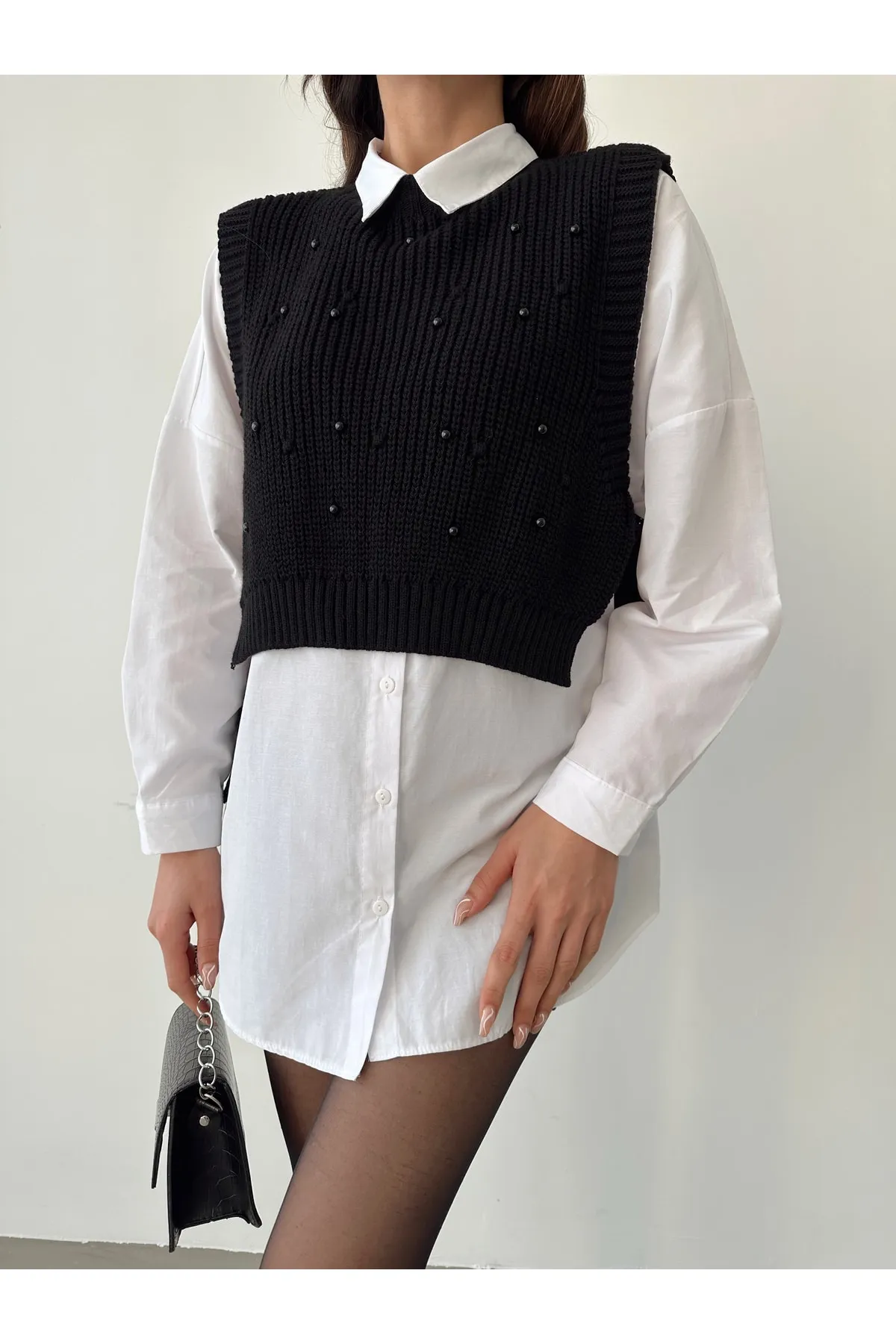 BEJNA  Schwarzer Damen-Strickpullover mit Perlendetails und seitlichem Bindeband