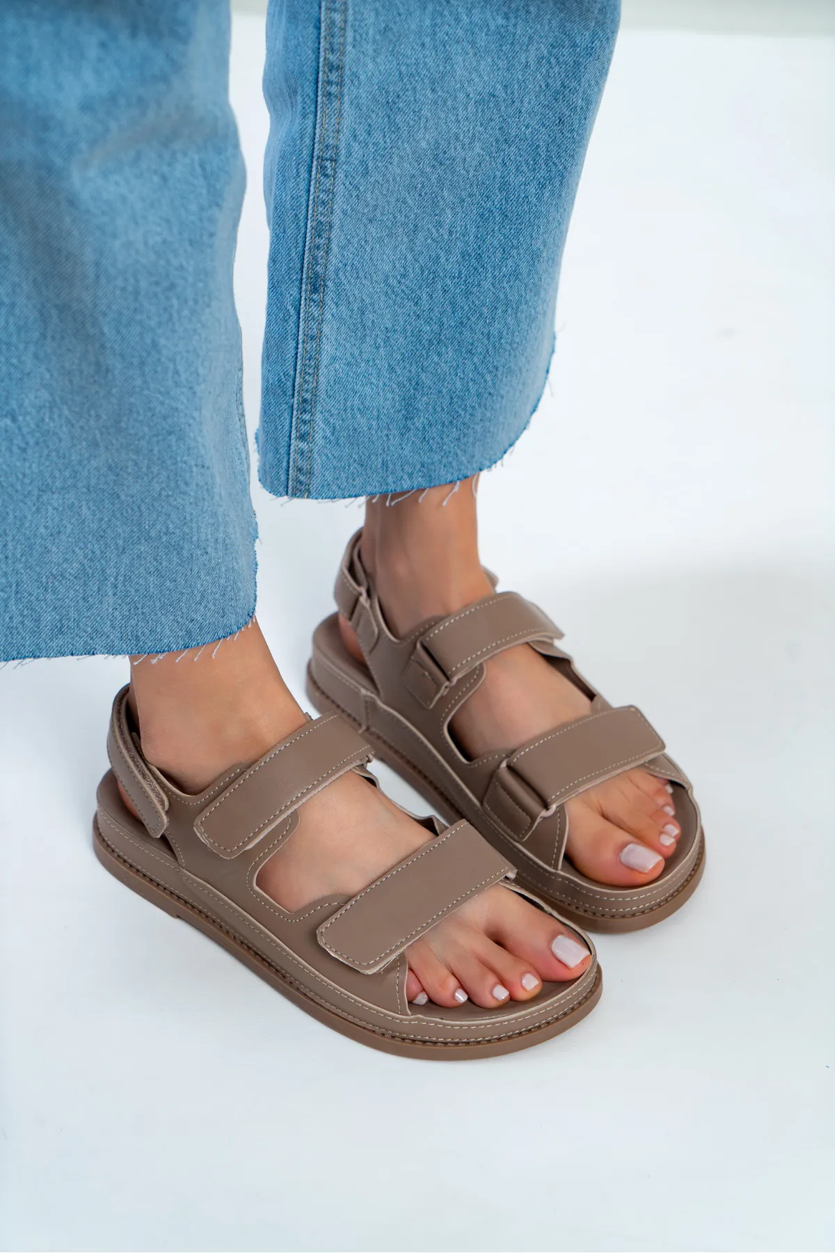 NİŞANTAŞI SHOES  Julia Dunkelbeige matte Damensandalen mit flacher Sohle und Klettverschluss