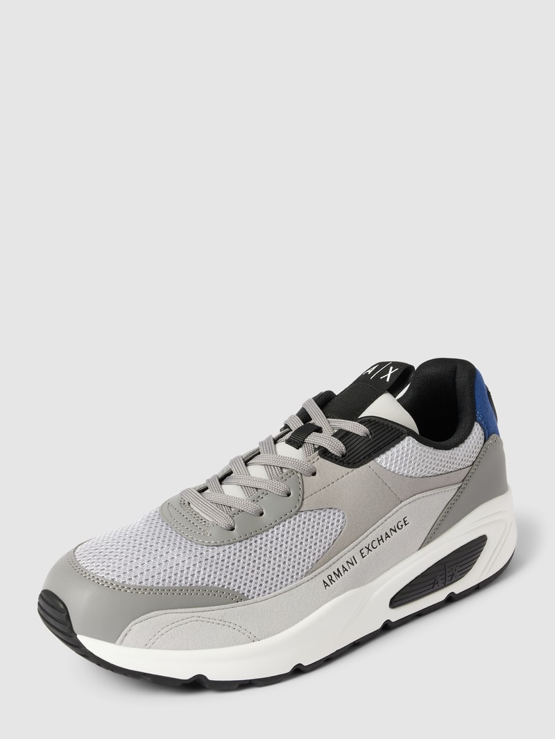 Sneaker mit Label-Detail in hellgrau