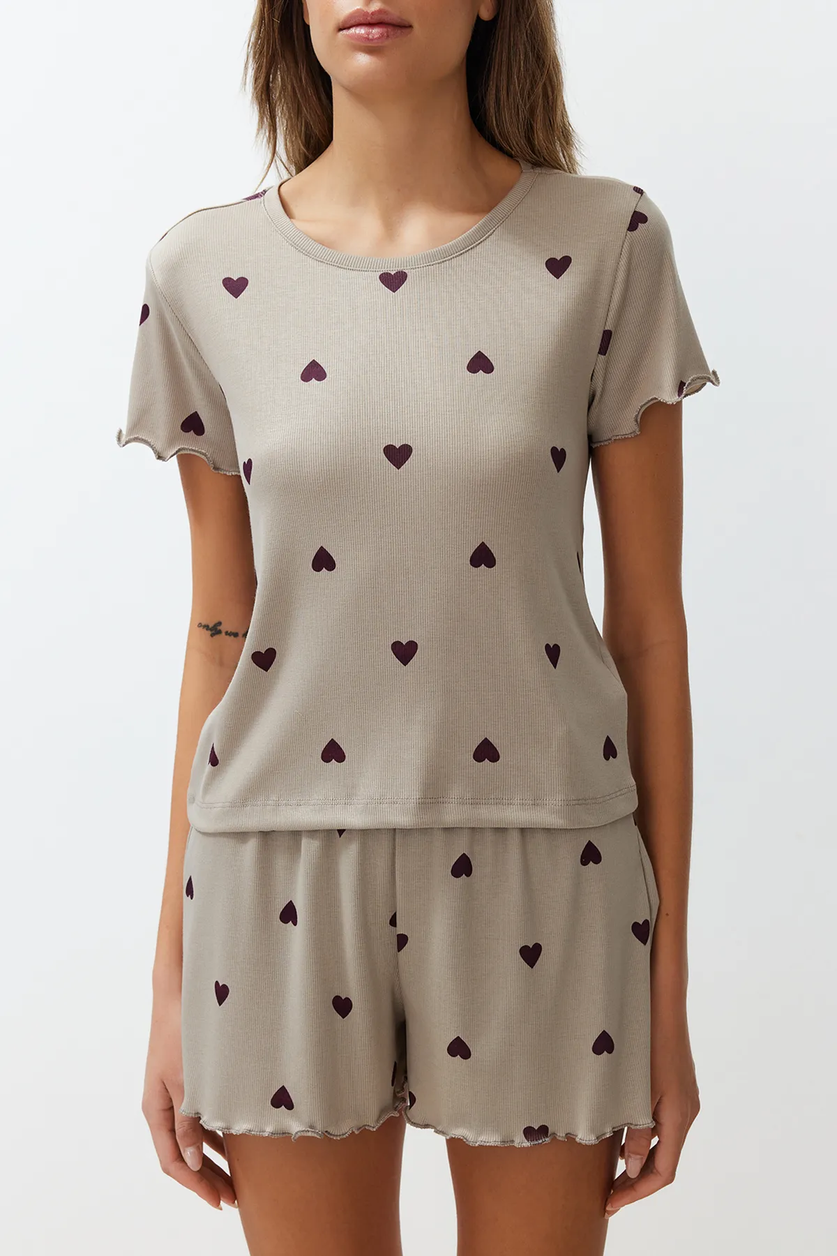 Trendyol Collection  Pyjama-Set aus geripptem Strick mit bedrucktem Gummi und „Mint Heart“-Slogan THMSS24PT00220