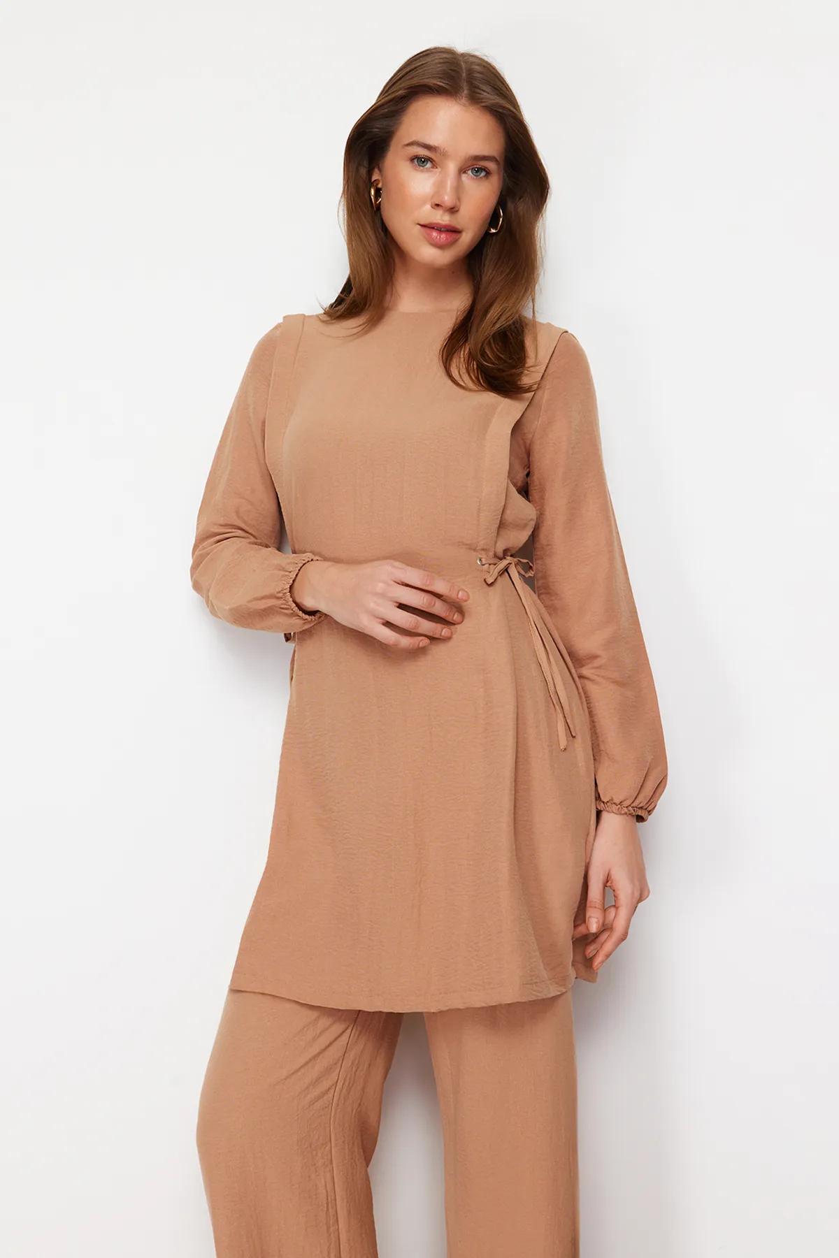 Trendyol Modest  Kamelfarbenes Aerobin Tunika-Hosen-Set mit Ösenbindung TCTAW22US0092