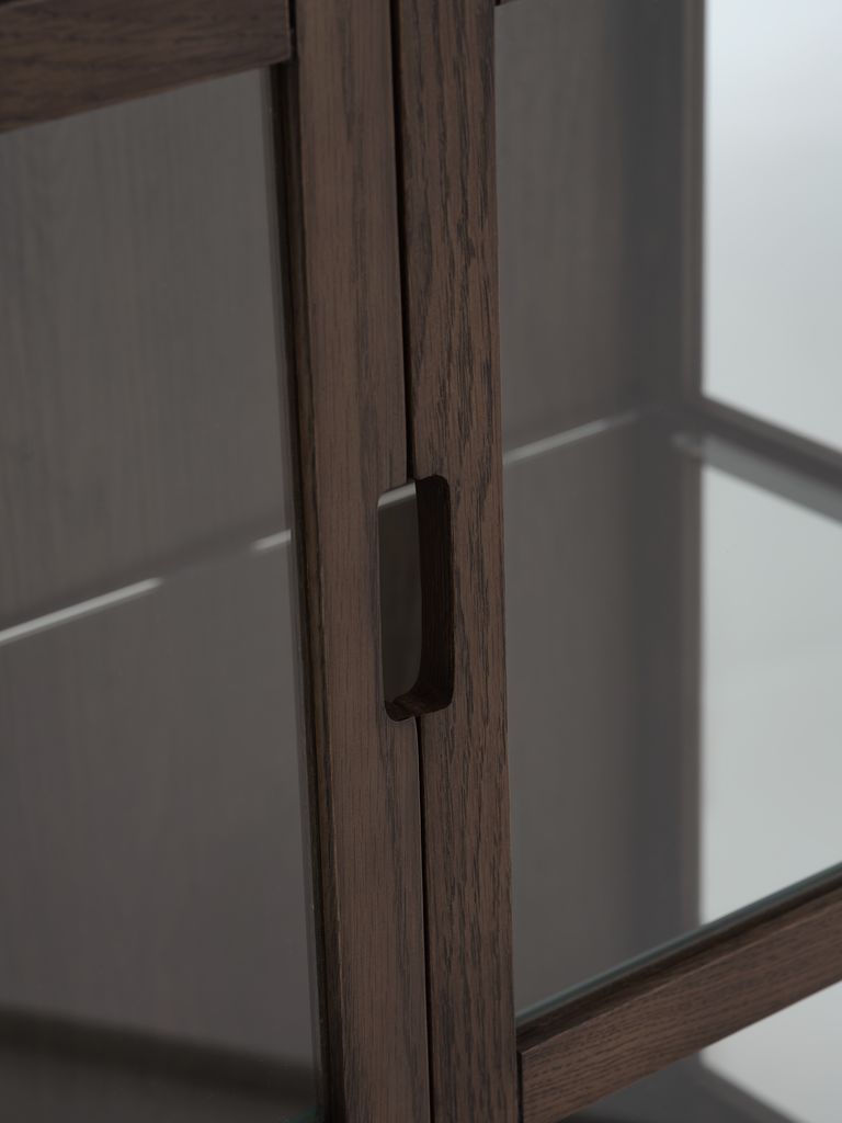 VESTERBY Vitrine VESTERBY basse, 2 portes, chêne foncé