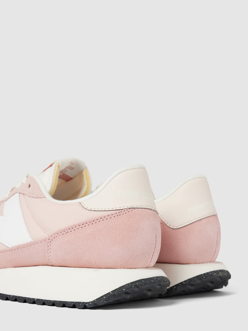 Sneaker mit Label-Detail in hellrosa
