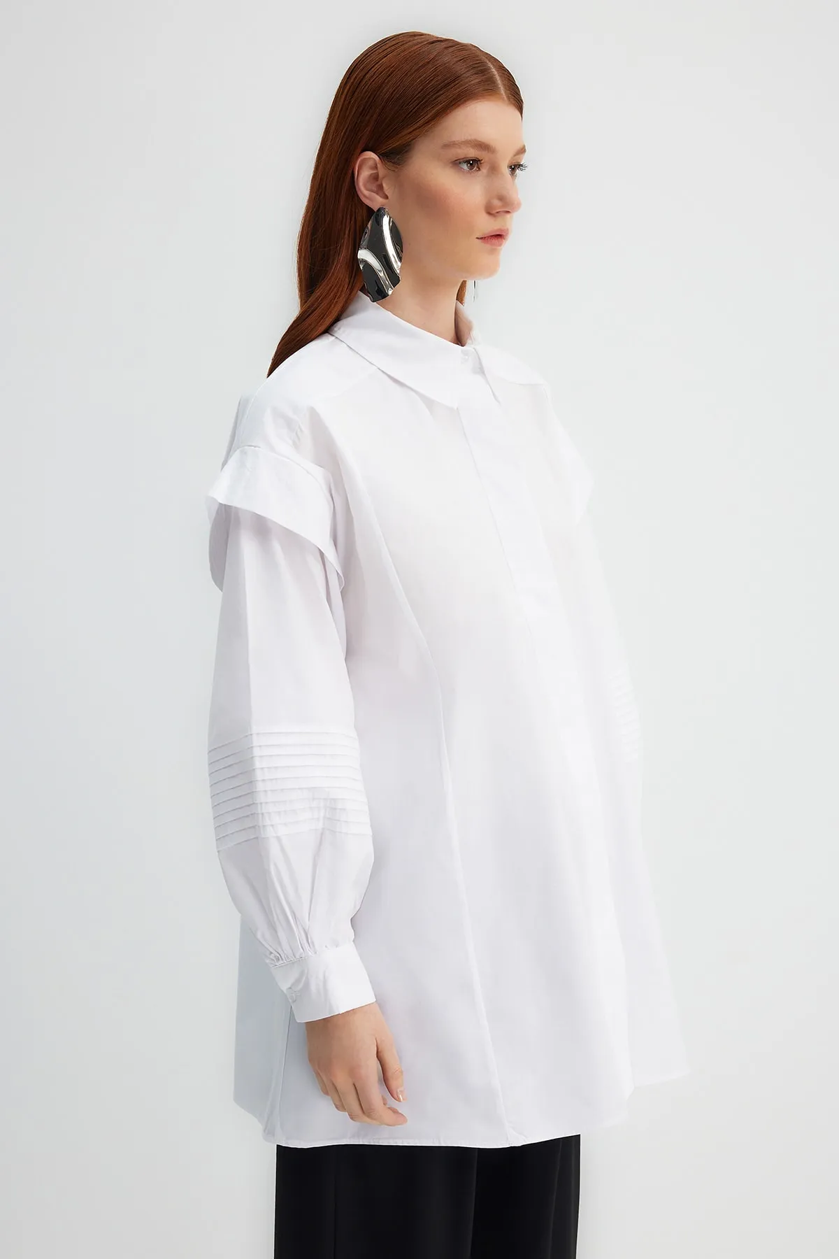 Trendyol Modest  X Kevser Sarıoglu Weißes Hemd aus 100 % gewebtem Popeline mit gerippten Nähten TCLSS23TG00002