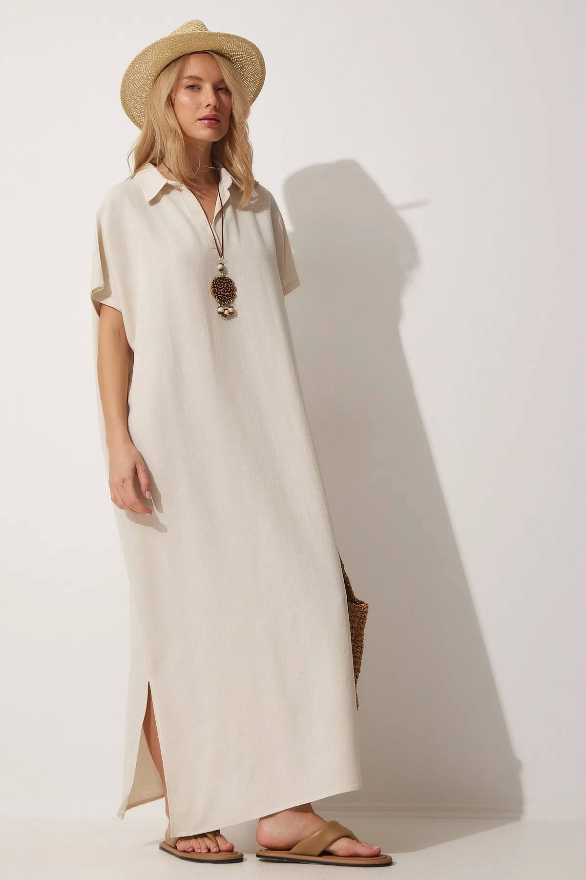 Happiness İstanbul  Langes Sommerleinenkleid mit cremefarbener Halskette für Damen ZH00015