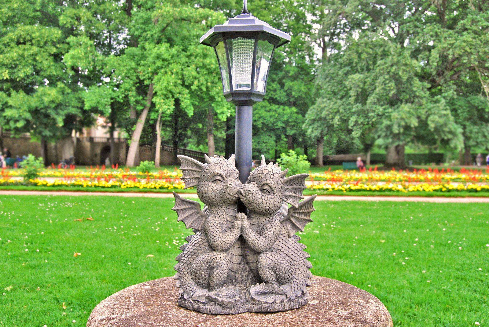 MystiCalls Gartenfigur Gartendrache - Modell Liebespaar mit Solar-Laterne