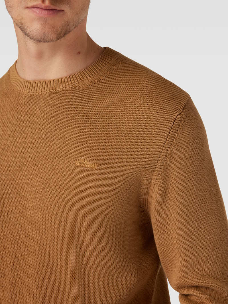 Strickpullover mit Label-Stitching in camel