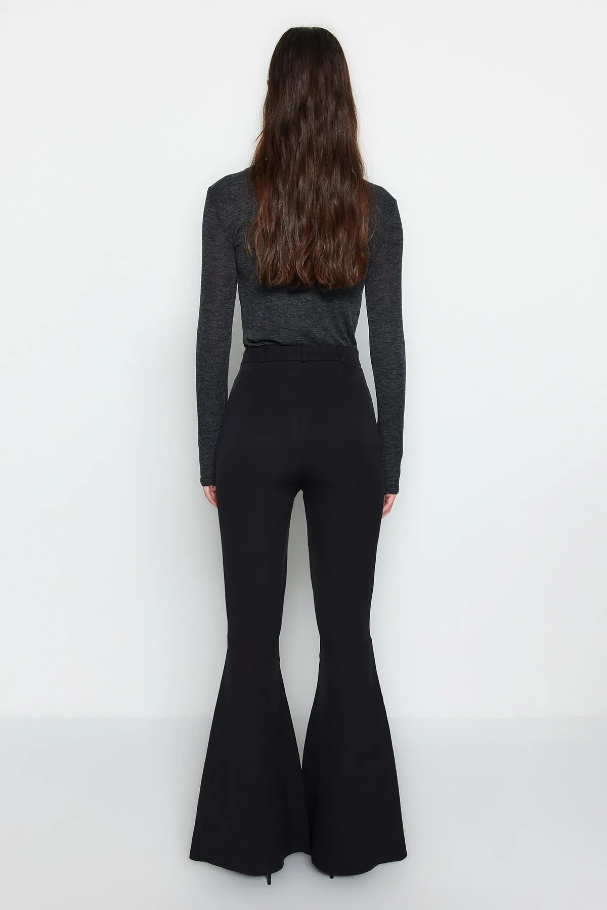 Trendyol Collection  Schwarze, gewebte Hose mit ausgestelltem Bein und ausgestelltem Bein TWOAW24PL00038