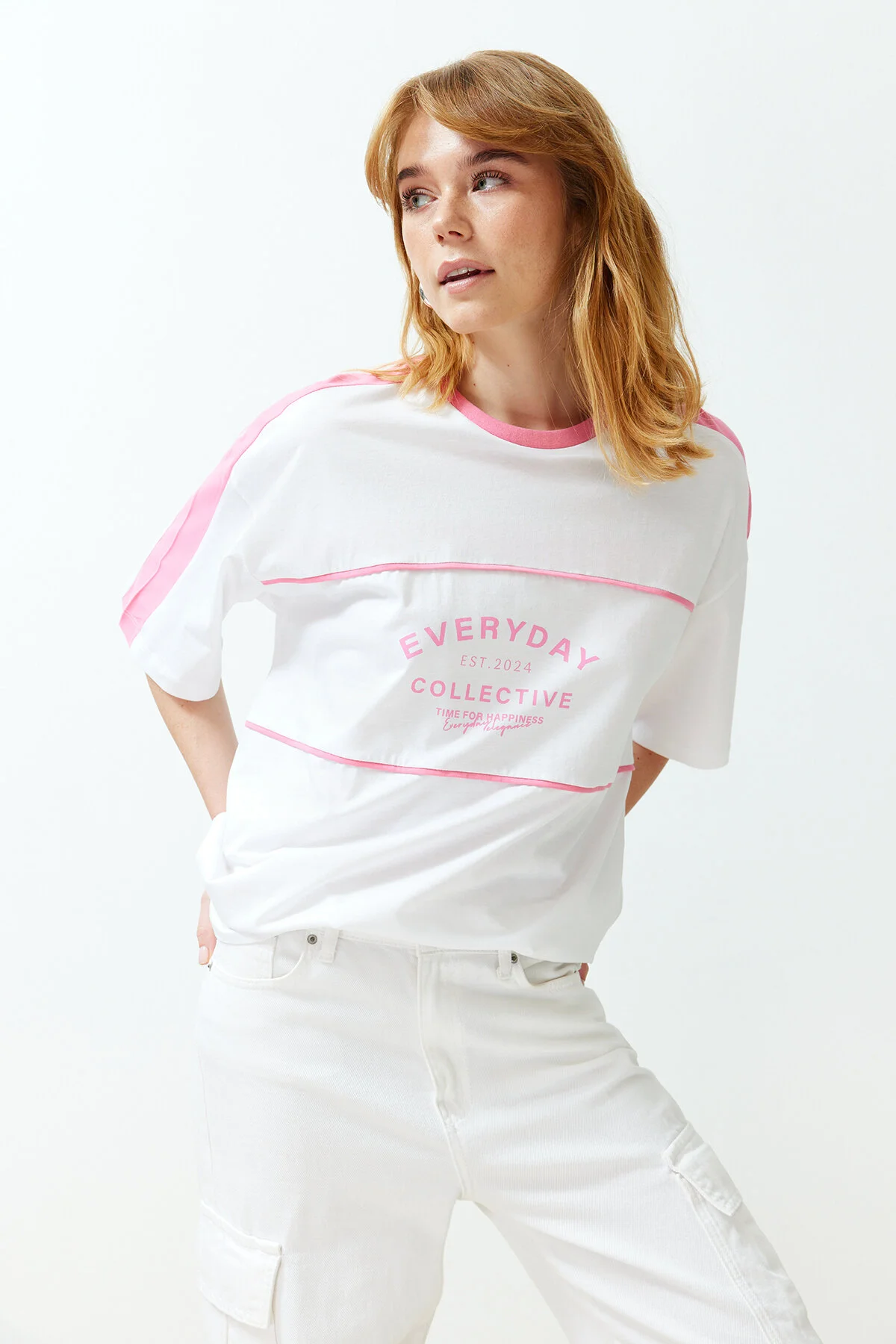 Trendyol Collection  Weißes, übergroßes/weites Strick-T-Shirt aus 100 % Baumwolle mit Farbblock und Slogan TWOSS24TS00132
