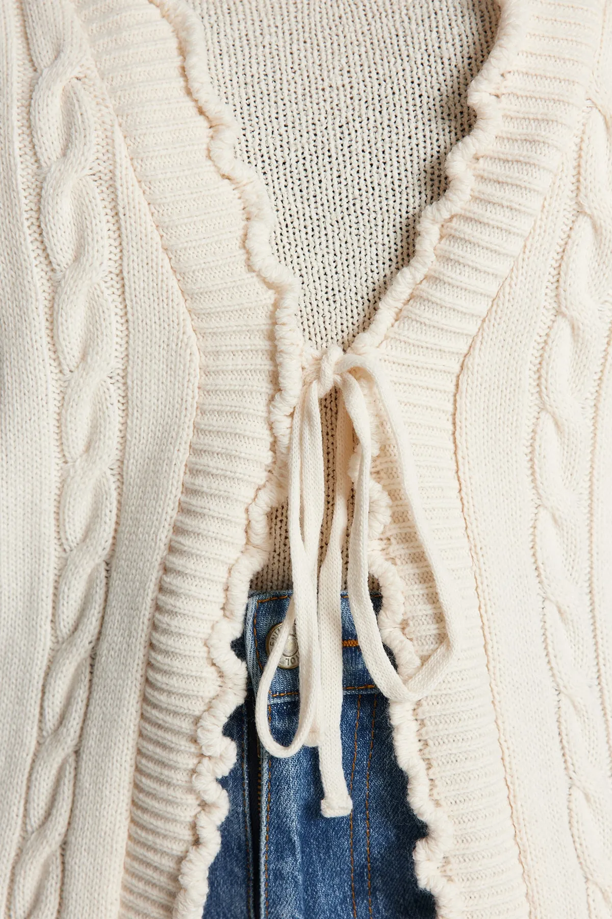 Trendyol Curve  Ecrufarbener, gemusterter Strick-Cardigan aus Haarstrick