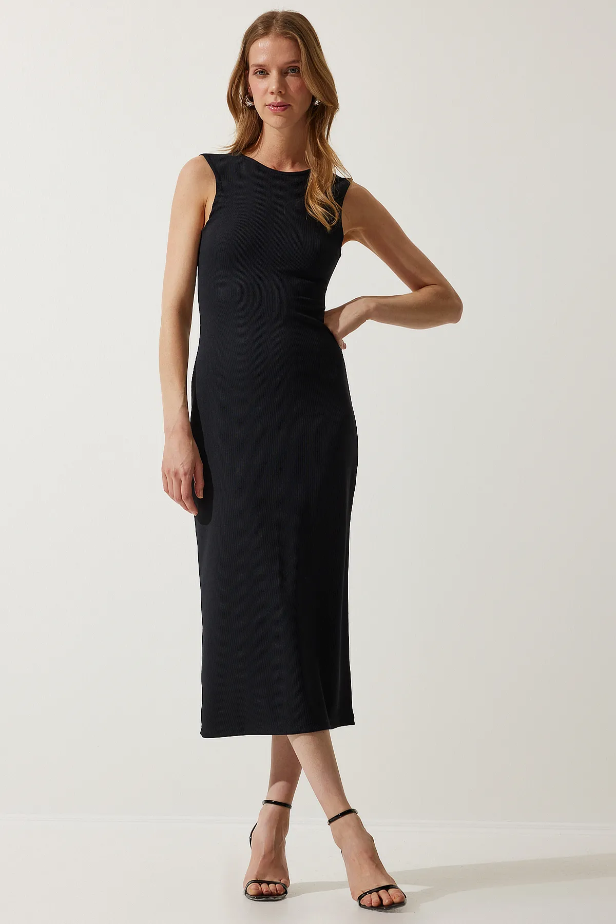 Happiness İstanbul  Schwarzes, rückenfreies, geripptes Strickkleid für Damen MC00267