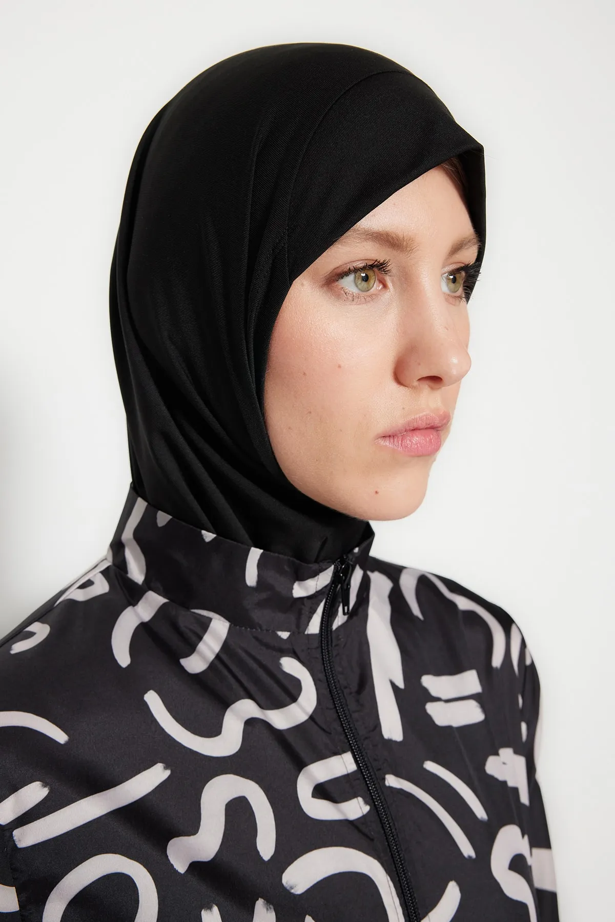 Trendyol Modest  Schwarzes, vollständig bedecktes, 4-teiliges, gemustertes Badeanzug-Set TCTSS23CF00036