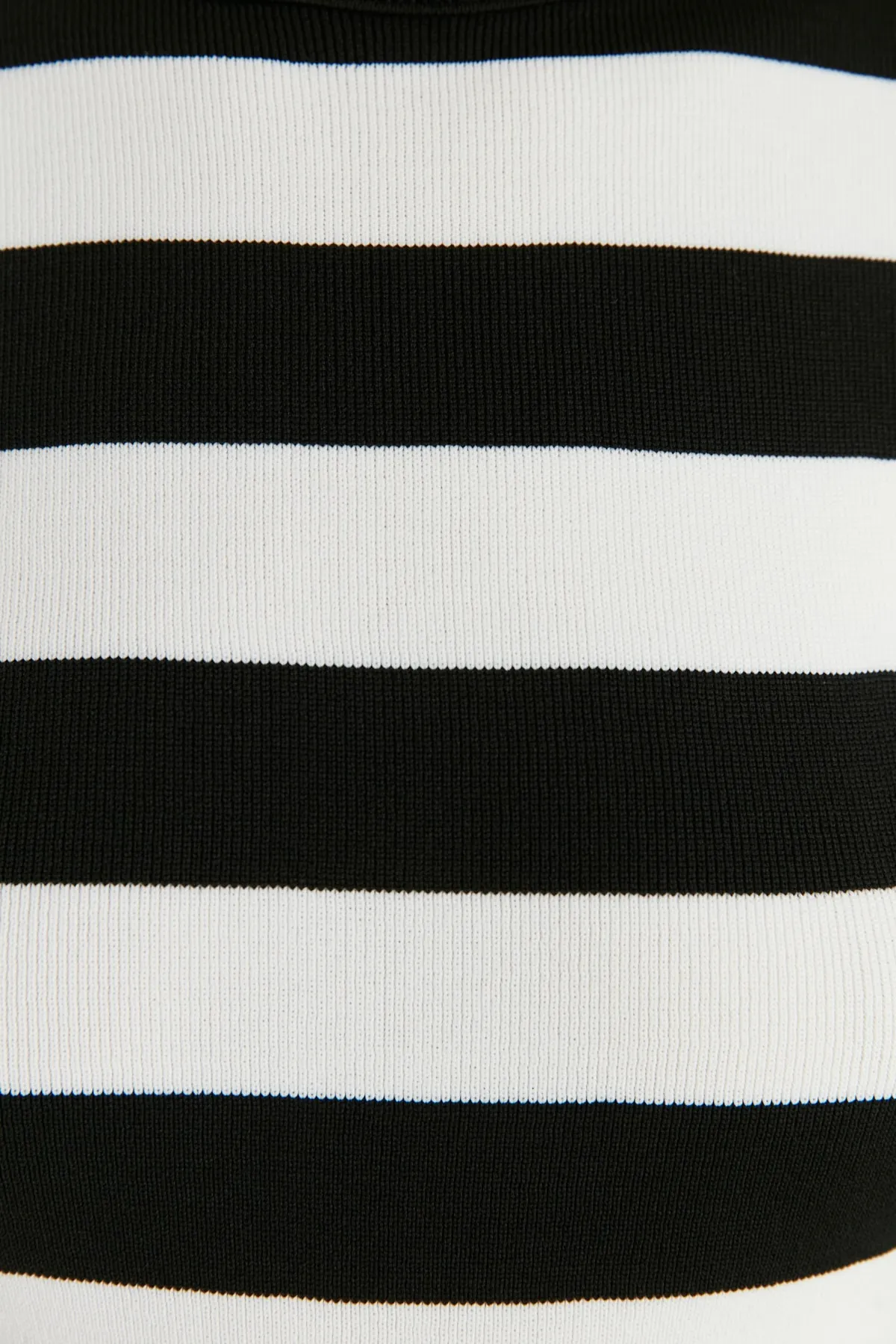 Trendyol Collection  Schwarze Strickbluse mit Farbblockdesign TWOAW23BZ00015
