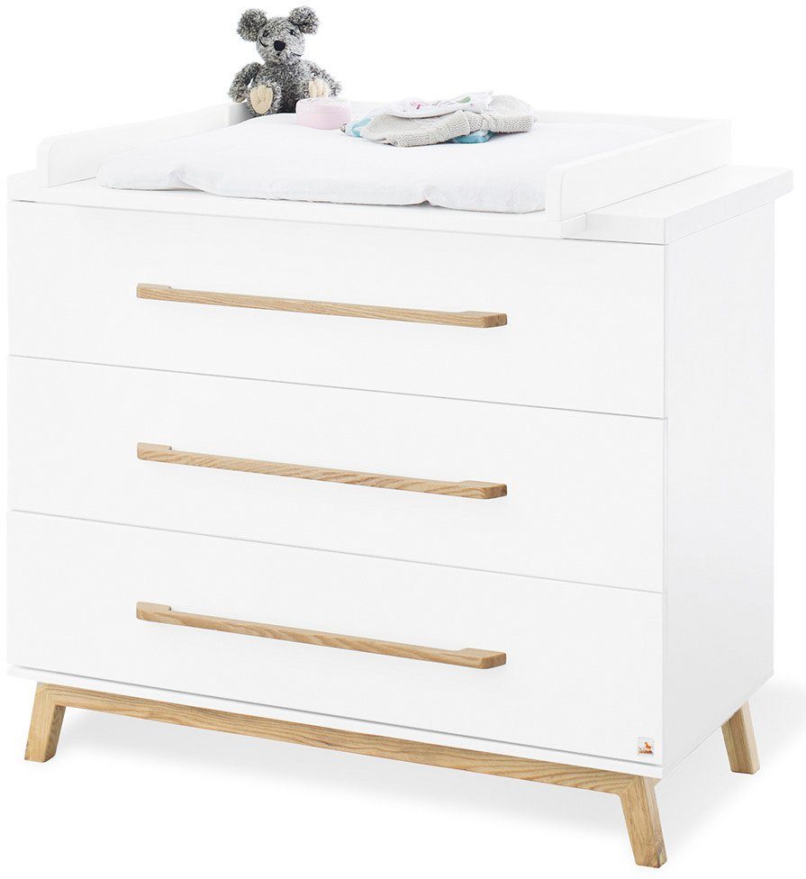 Pinolino® Babyzimmer-Komplettset Hilda & Riva, (Set, 4-St., Hausbett, Wickelkommode, Kleiderschrank, Wandregal), breit; Hausbett, Wickelkommode breit, 2-trg. Kleiderschrank & Wandrgal