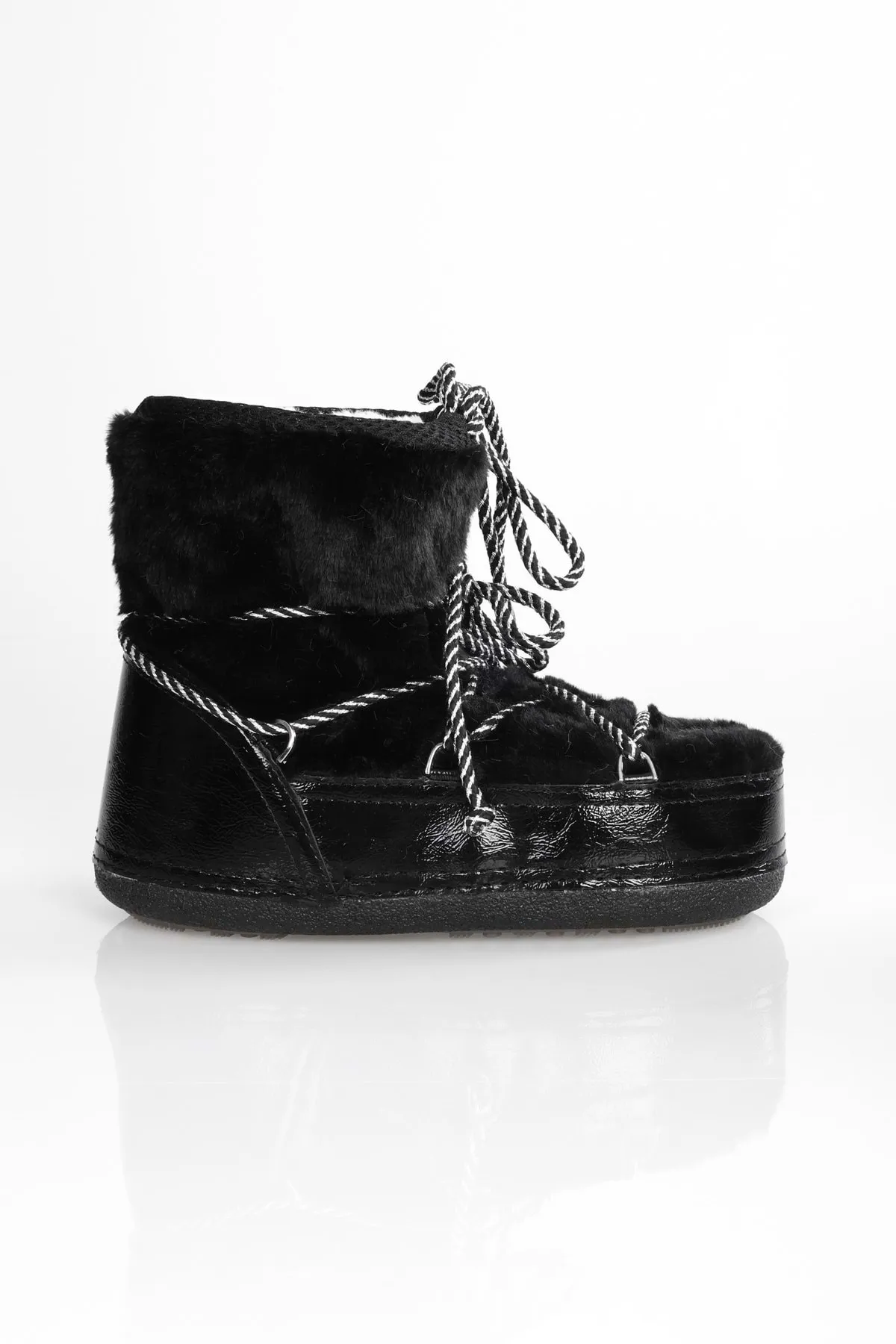 Shoeberry  Damen-Schneestiefel Snowie in Schwarz mit pelziger Innenseite und dicker Sohle