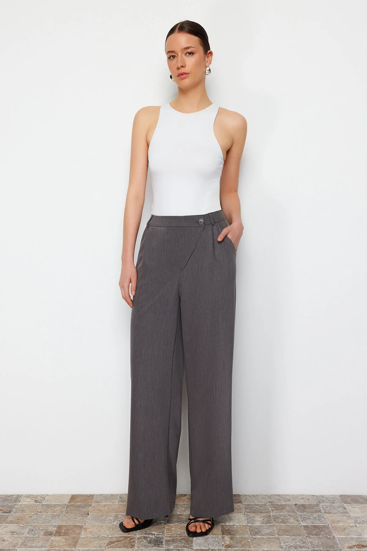 Trendyol Collection  Graue Webhose mit weitem Bein und Kreuzverschluss TWOSS24PL00112