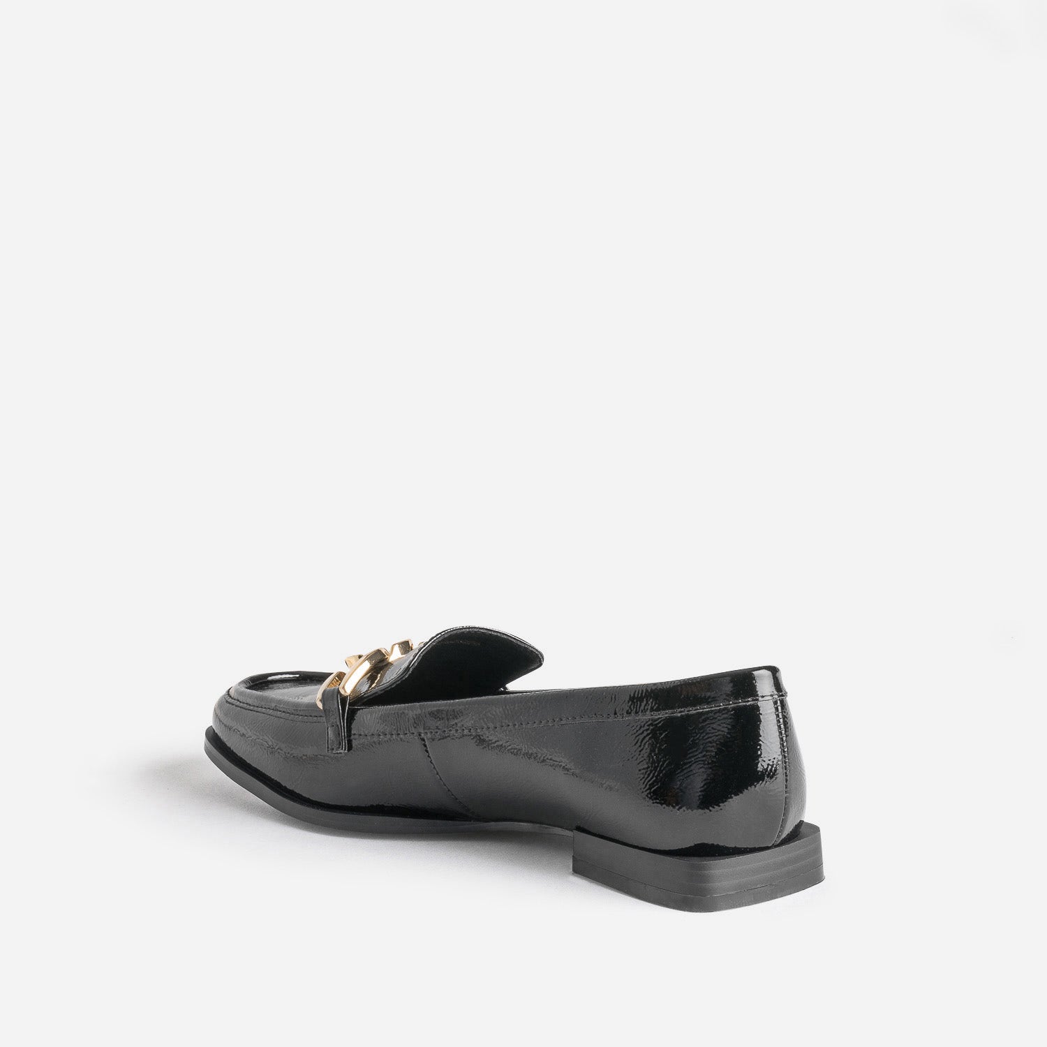 Mocassin noir verni avec chaîne dorée
