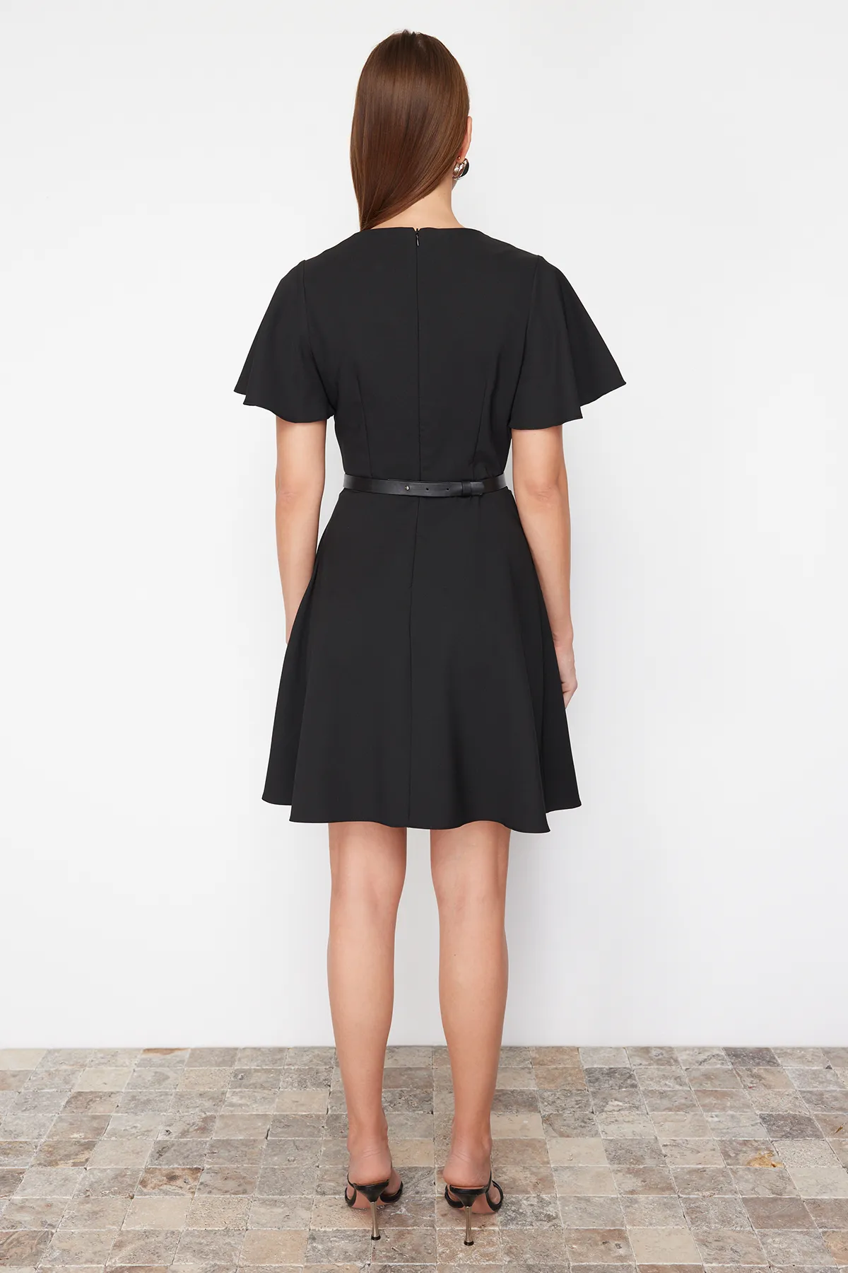 Trendyol Collection  Schwarzes Mini-Gewebekleid mit Volant und Gürtelrock TWOSS24EL00603