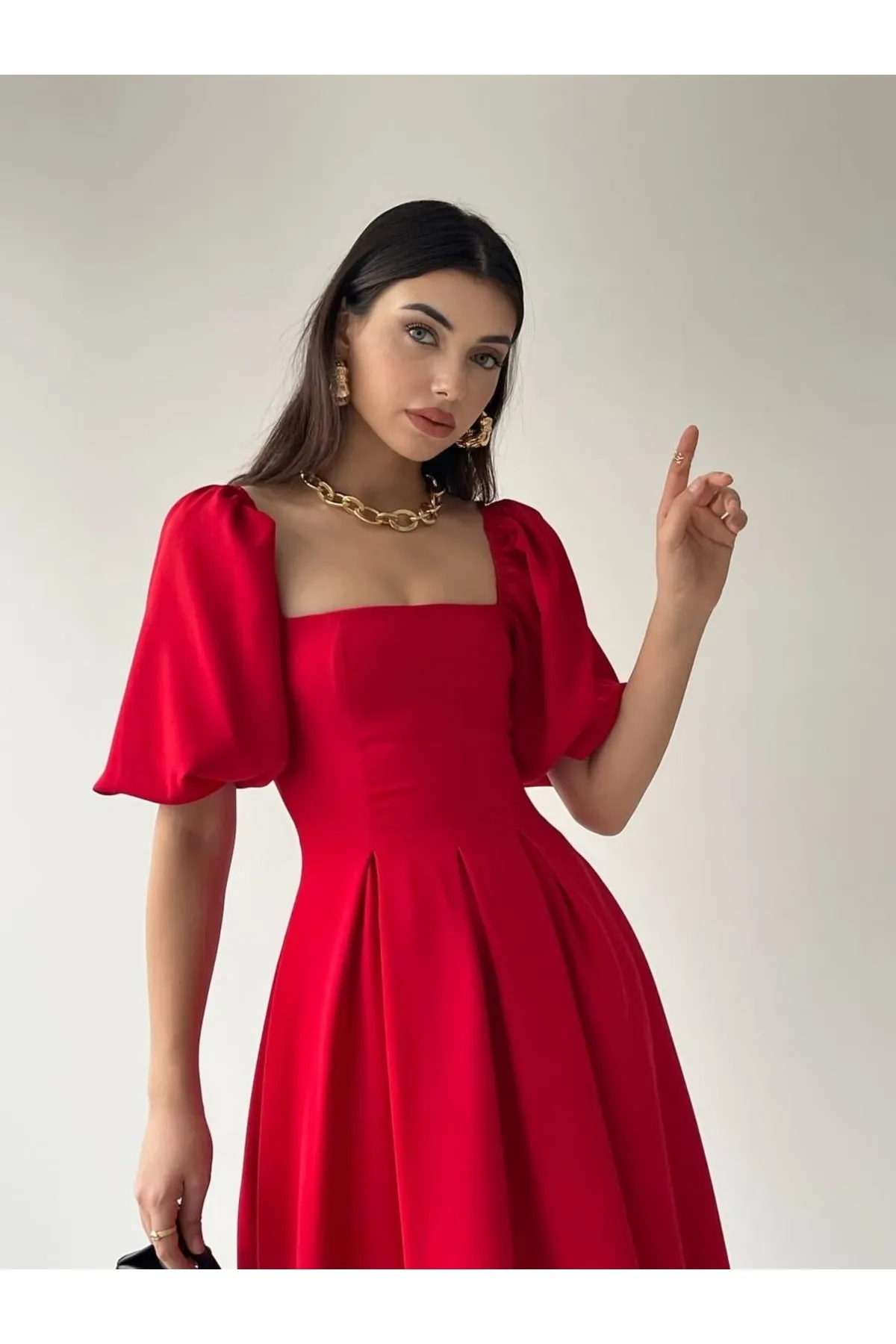 SONREİR  Kurzes, plissiertes langes Kleid mit Ballonärmeln und quadratischem Ausschnitt