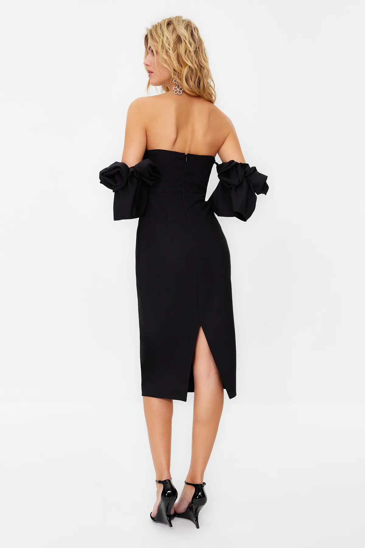 Trendyol Collection  Gewebtes elegantes Abendkleid mit schwarzen Rosen-Accessoires TPRSS23EL00541