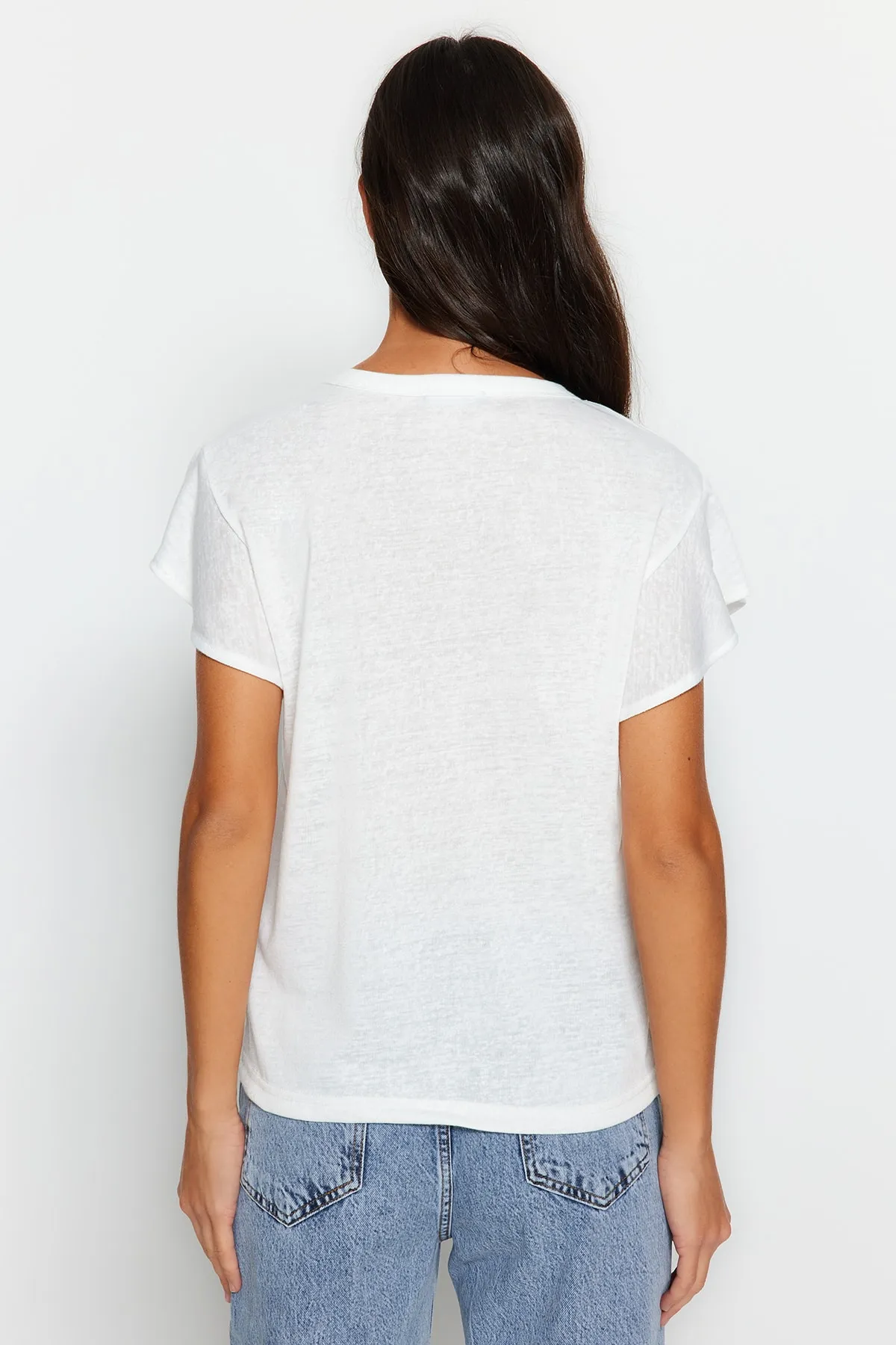 Trendyol Collection  Weißes, geknöpftes Basic-Strick-T-Shirt in Leinenoptik mit V-Ausschnitt und Rüschenärmeln TWOSS23TS00382