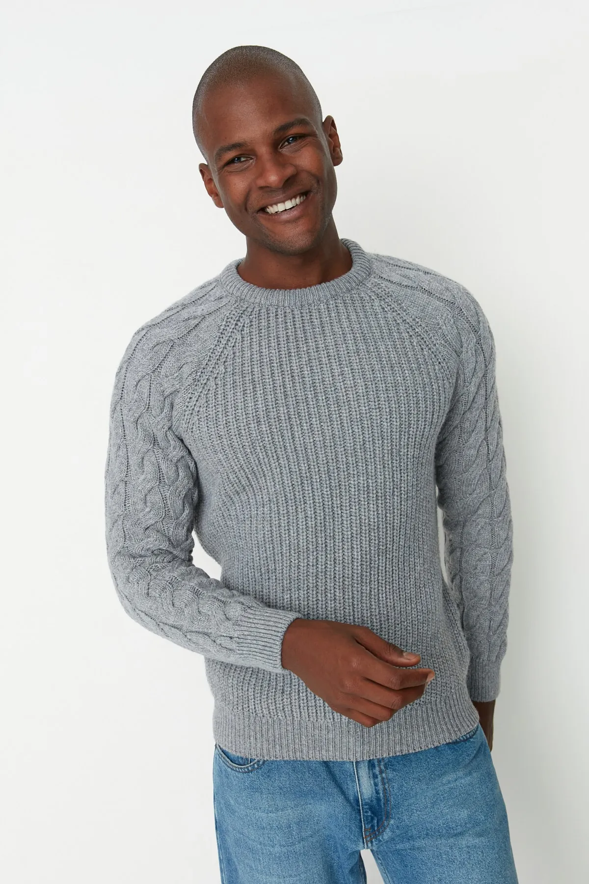 Trendyol Collection  Grauer Strickpullover mit Rundhalsausschnitt, normaler Passform und detailliertem Haarzopfmuster TMNAW22KZ2059