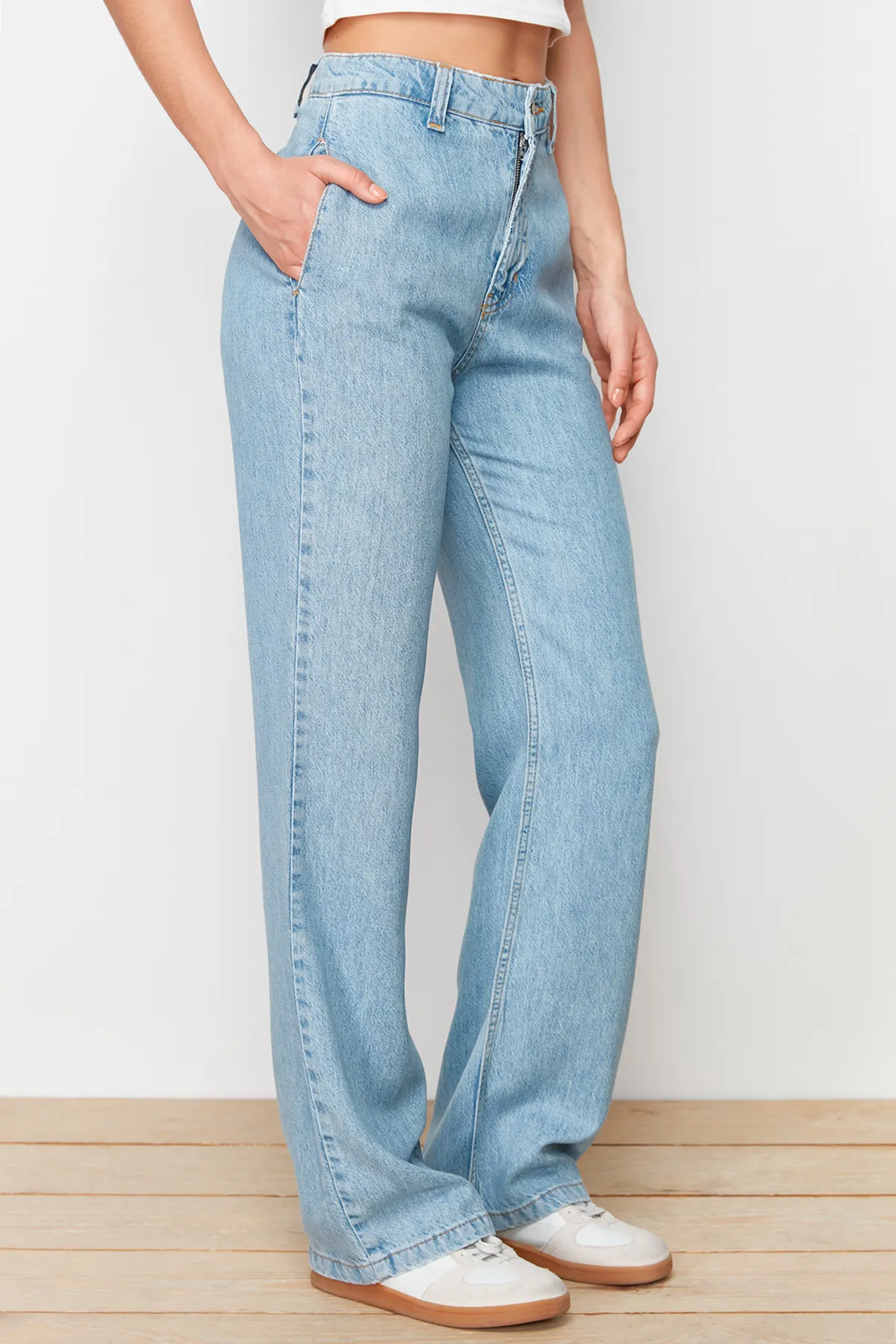 Trendyol Collection  Blaue Jeans mit hoher Taille und weitem Bein aus 100 % Tencel™ und Taschendetail TWOSS24JE00201