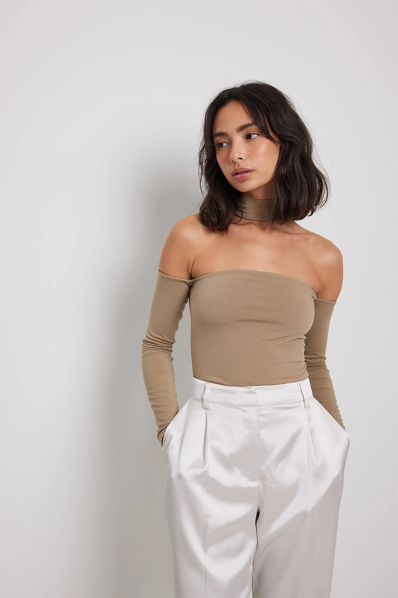 Schulterfreies Top mit Choker-Detail