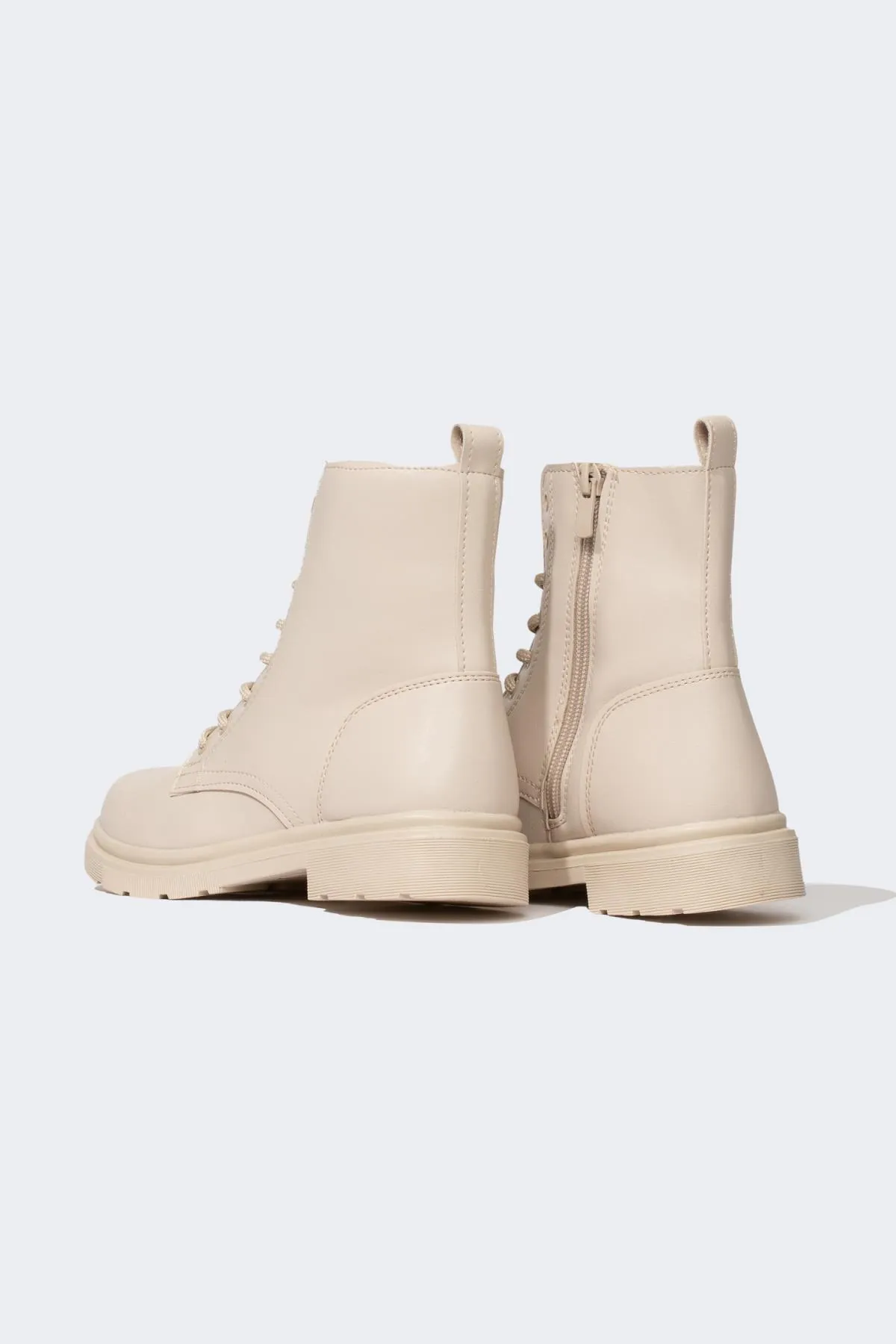 DeFacto  Mädchenstiefel aus Kunstleder mit Schnürung und Reißverschluss und hoher Sohle A7183a823wn