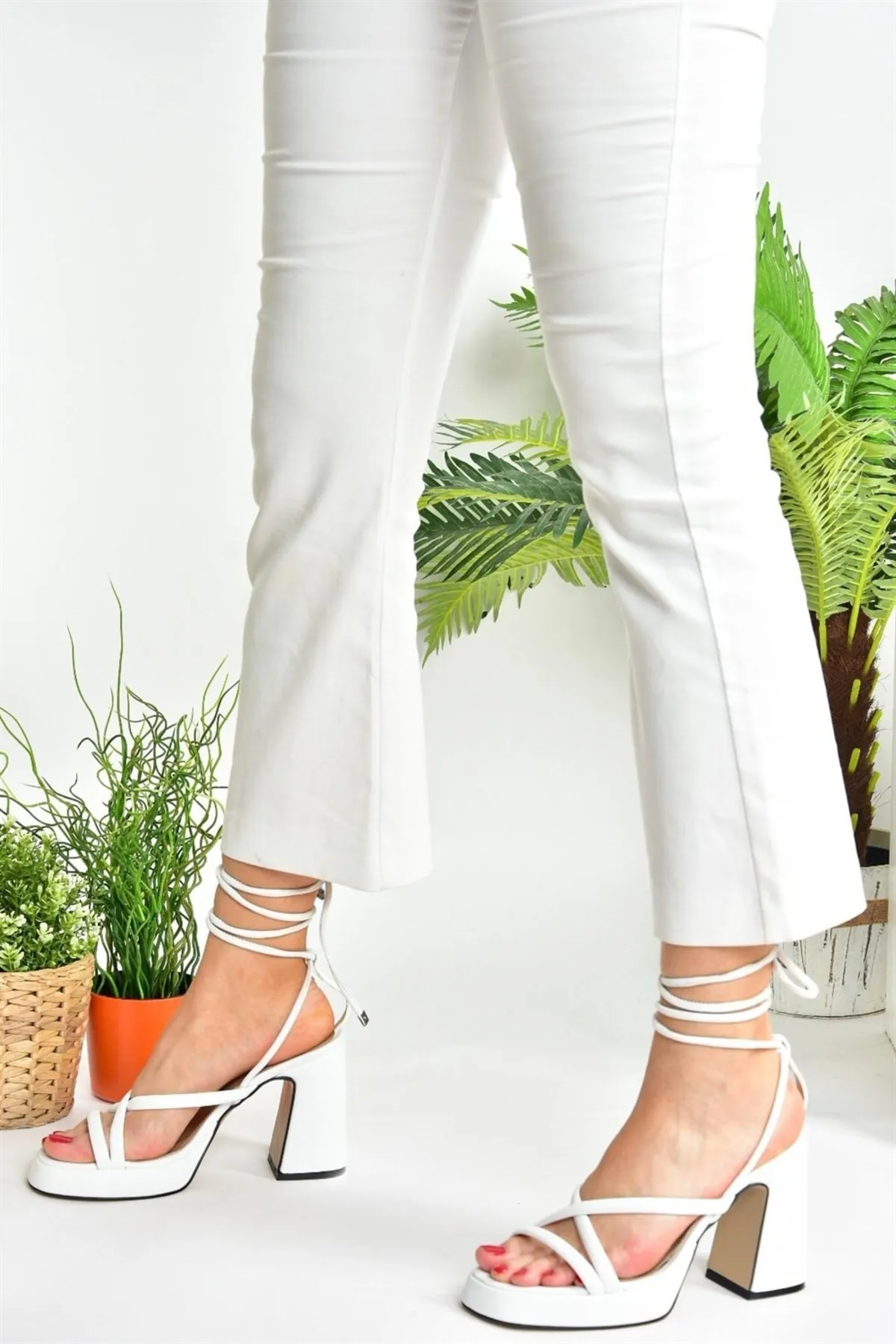 Fox Shoes  Weiße Damenschuhe mit Plateau-Absatz und Knöchelspitze M404100509