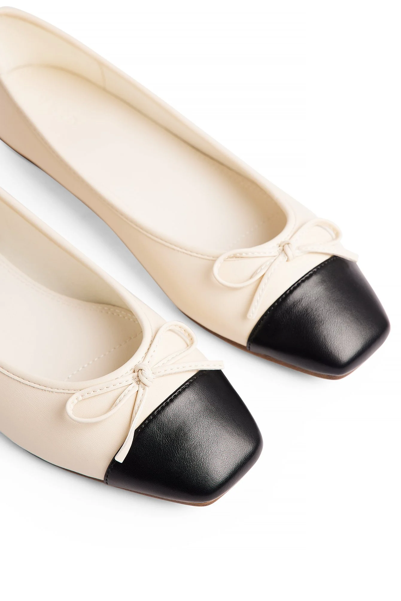Ballerinas mit konstrastreicher Spitze