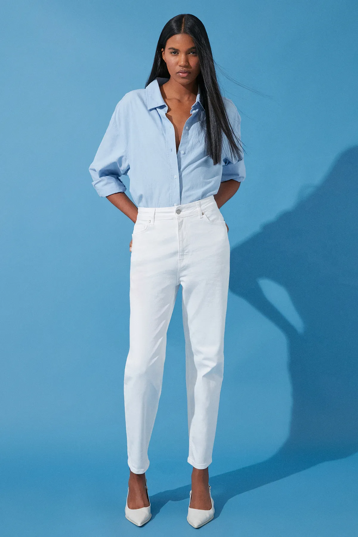 Trendyol Collection  Weiße, nachhaltigere Mom-Jeans mit hoher Taille TWOSS24JE00122