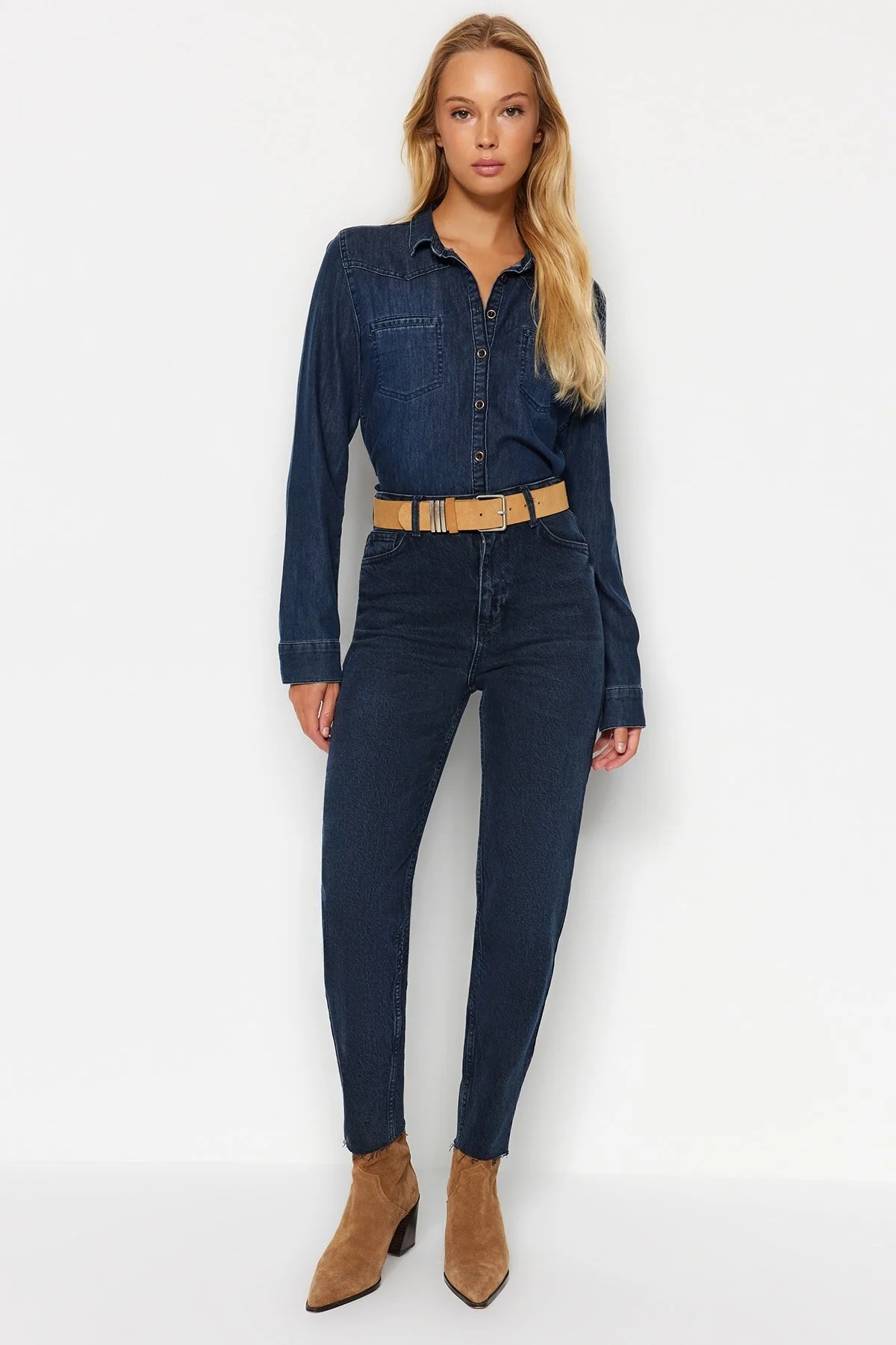 Trendyol Collection  Mitternachtsblaue Slim Mom-Jeans mit hoher Taille TWOSS23JE00094