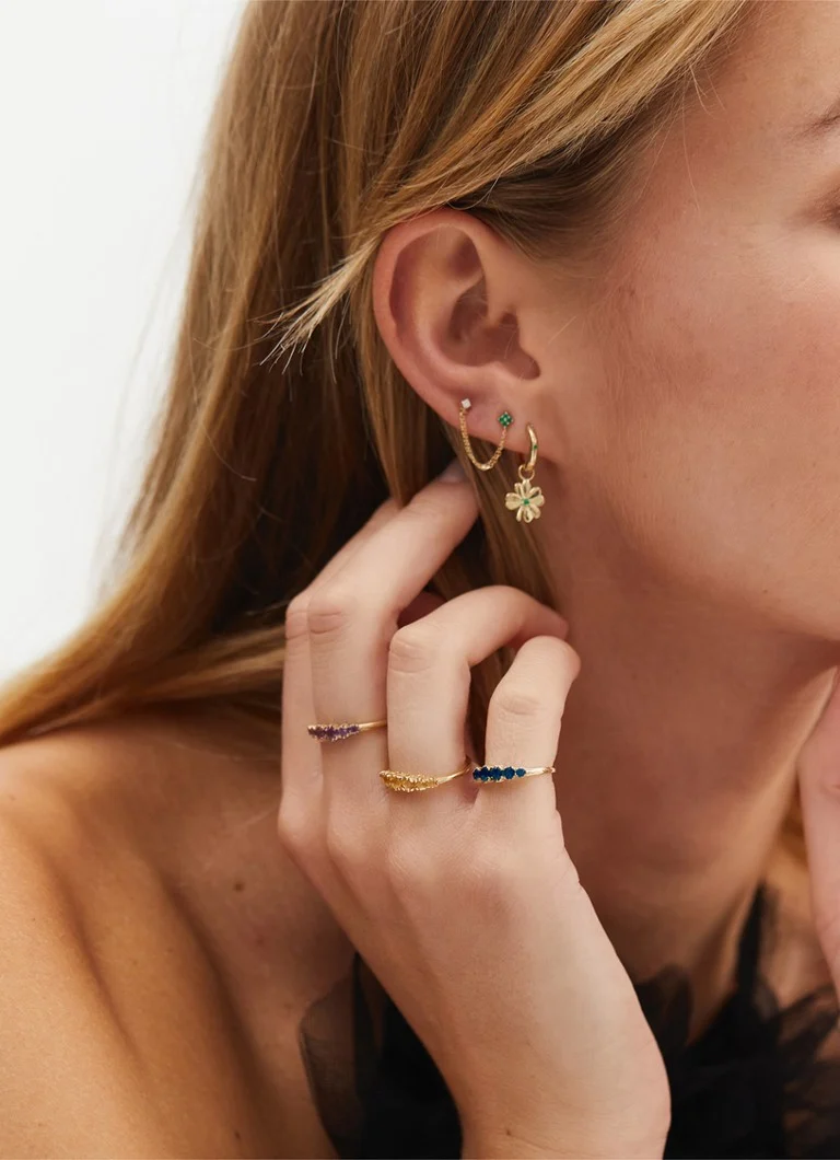 Anna + Nina Anna ring in 14 carat yellow gold with sapphire