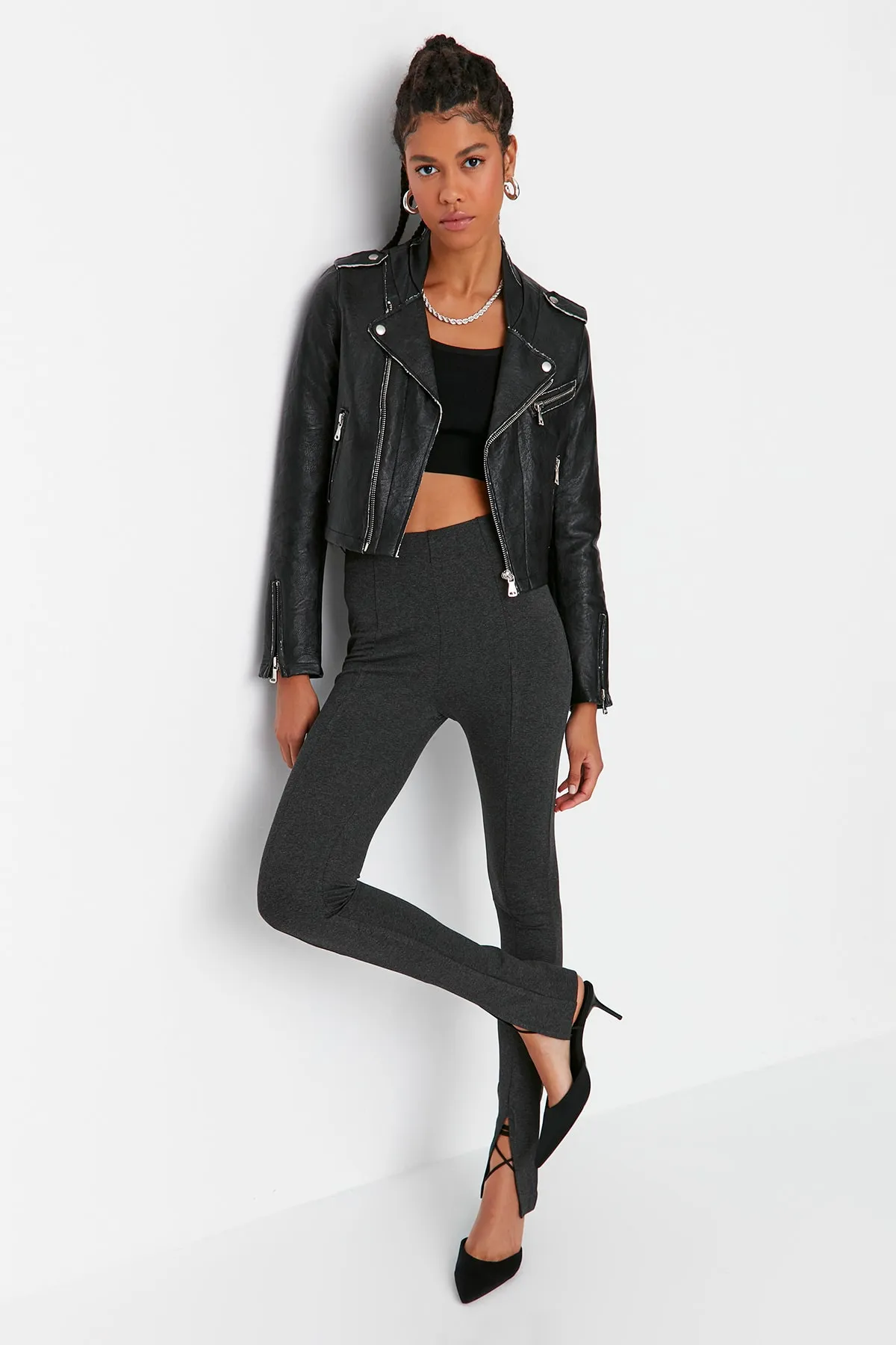Trendyol Collection  Anthrazitfarbene Interlock-Strick-Leggings mit hoher Taille und geschlitzten Beinen TWOAW21PL0263