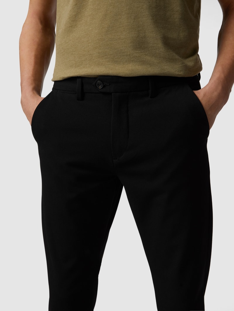 Chino mit leicht zulaufendem Bein in schwarz