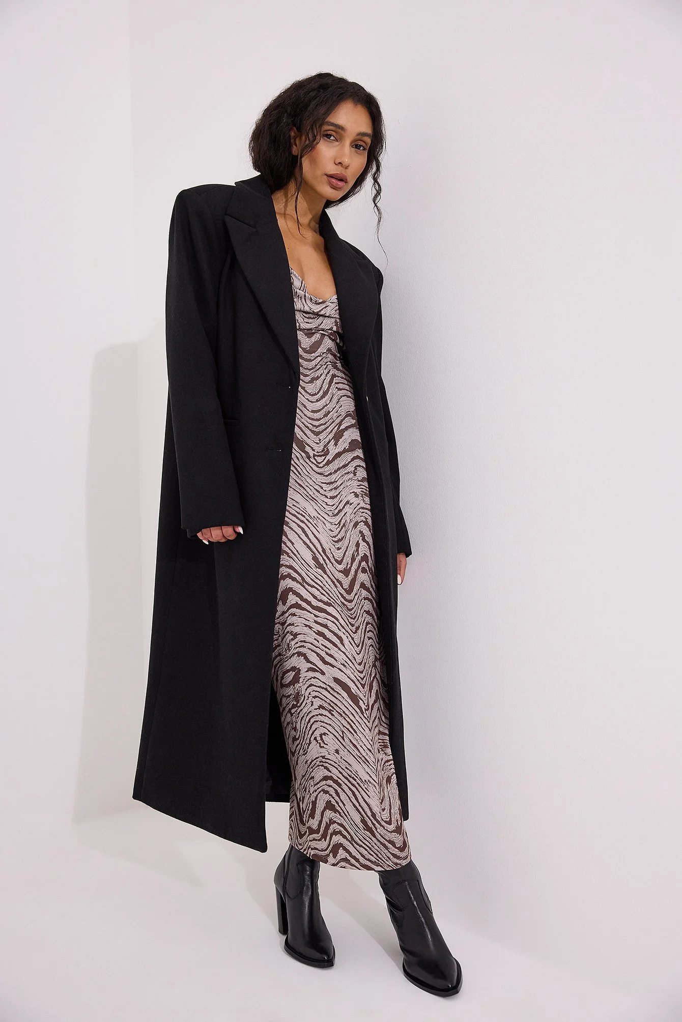 Maxikleid mit Wasserfallausschnitt