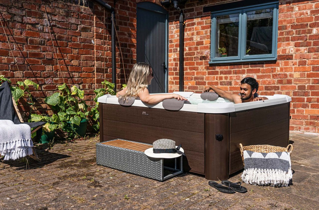 PureHaven MSpa PureHaven aufblasbarer Whirlpool 160x160x65cm für 6 Personen 120 Massagedüsen Heizung App-Steuerung Controlbox Desinfektion selbreinigend Braun