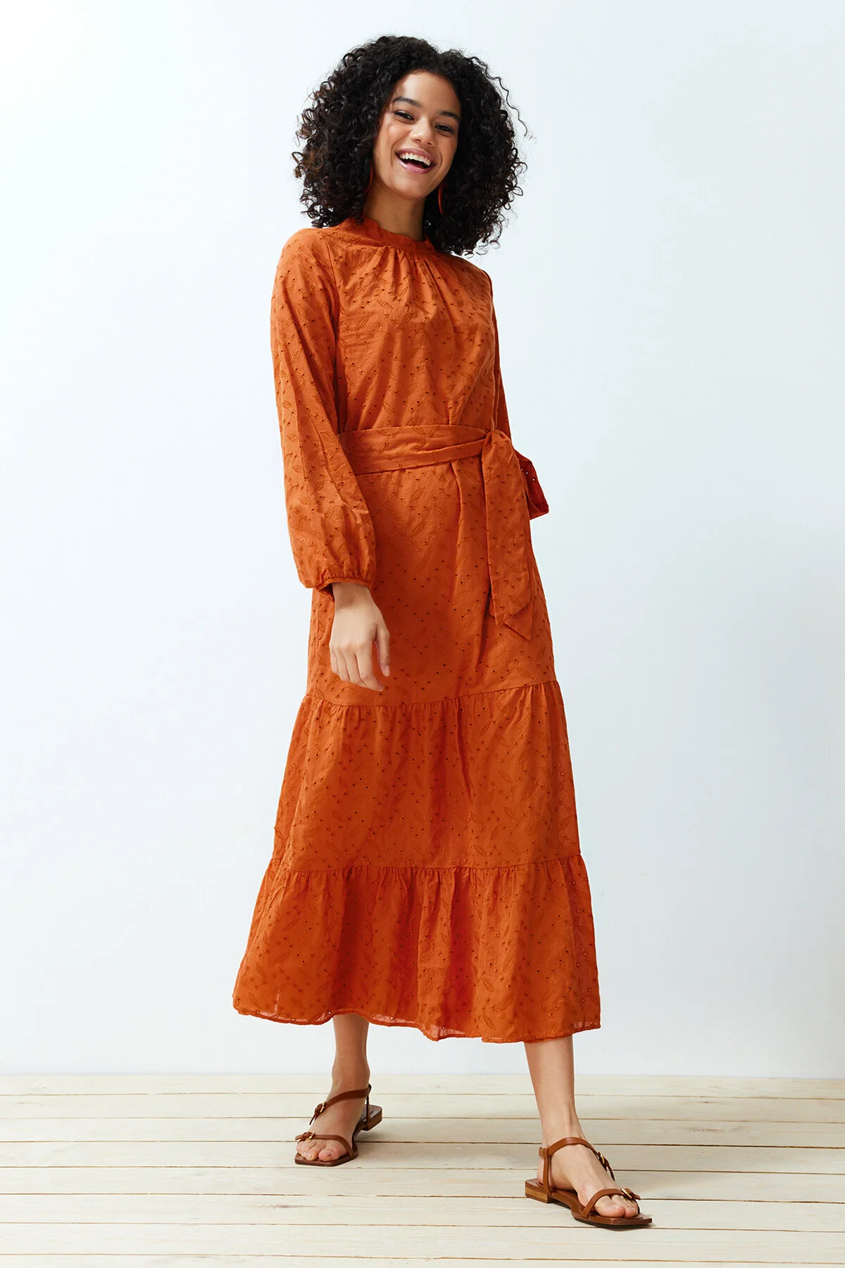 Trendyol Modest  Zimtfarbenes, gewebtes Kleid mit Stehkragen, Stickerei und Spitzenfutter TCTSS24EB00053