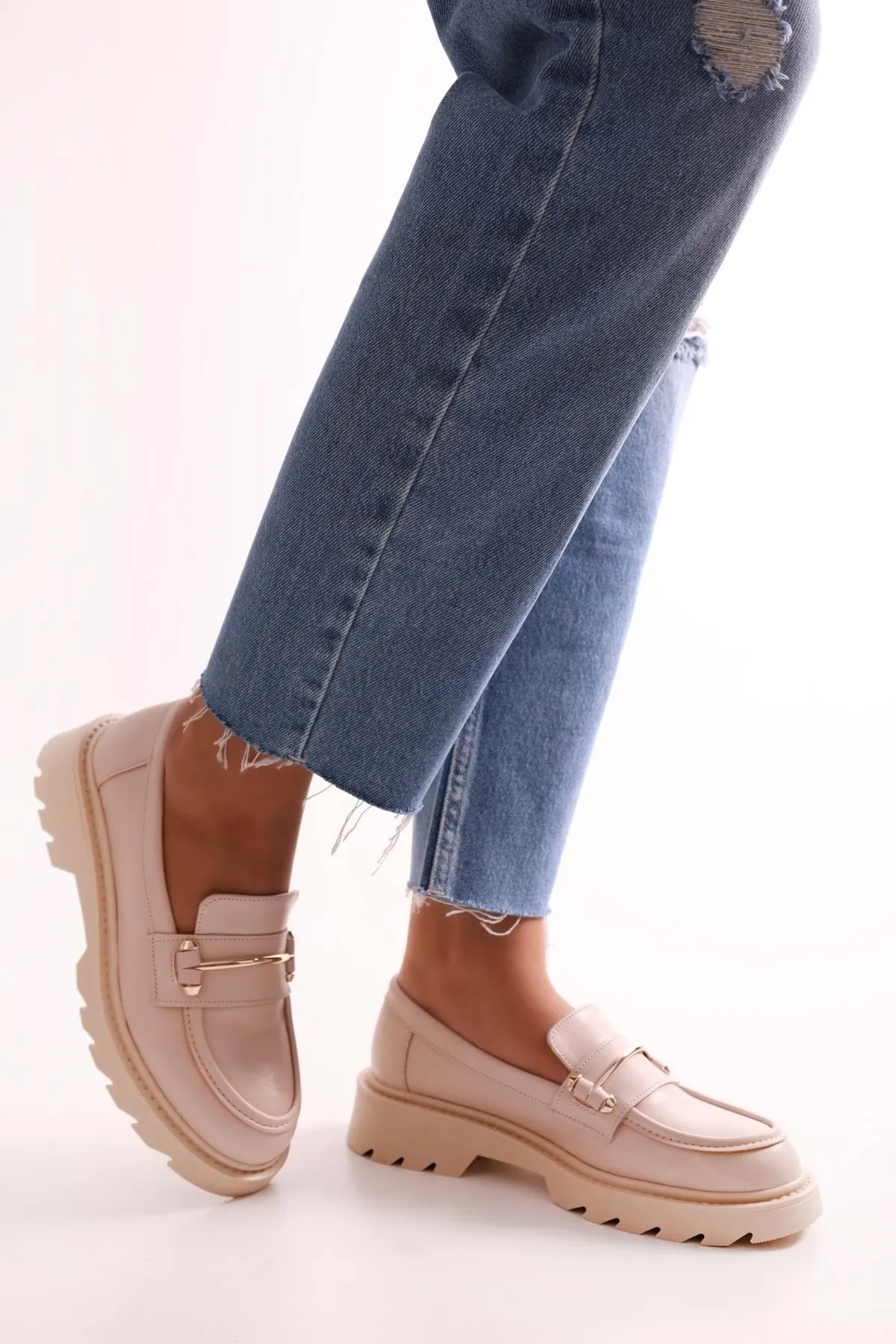 Shoeberry  Damen Martha Beige Skin Loafer mit dicker Sohle und Schnalle Beige Skin