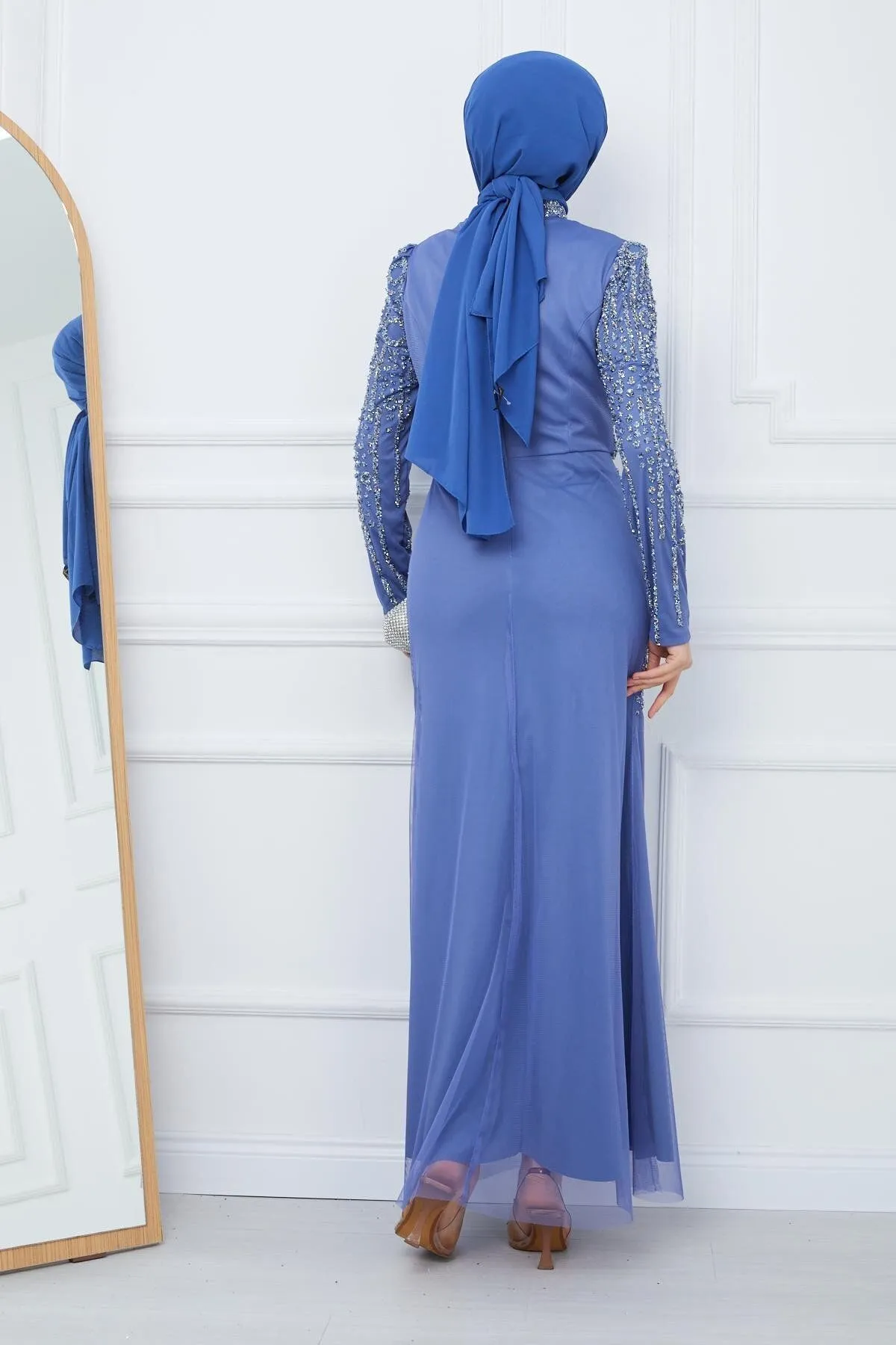 Olcay  Perlen- und juwelenbesetztes Hijab-Abendkleid aus Tüll INDİGO 1663