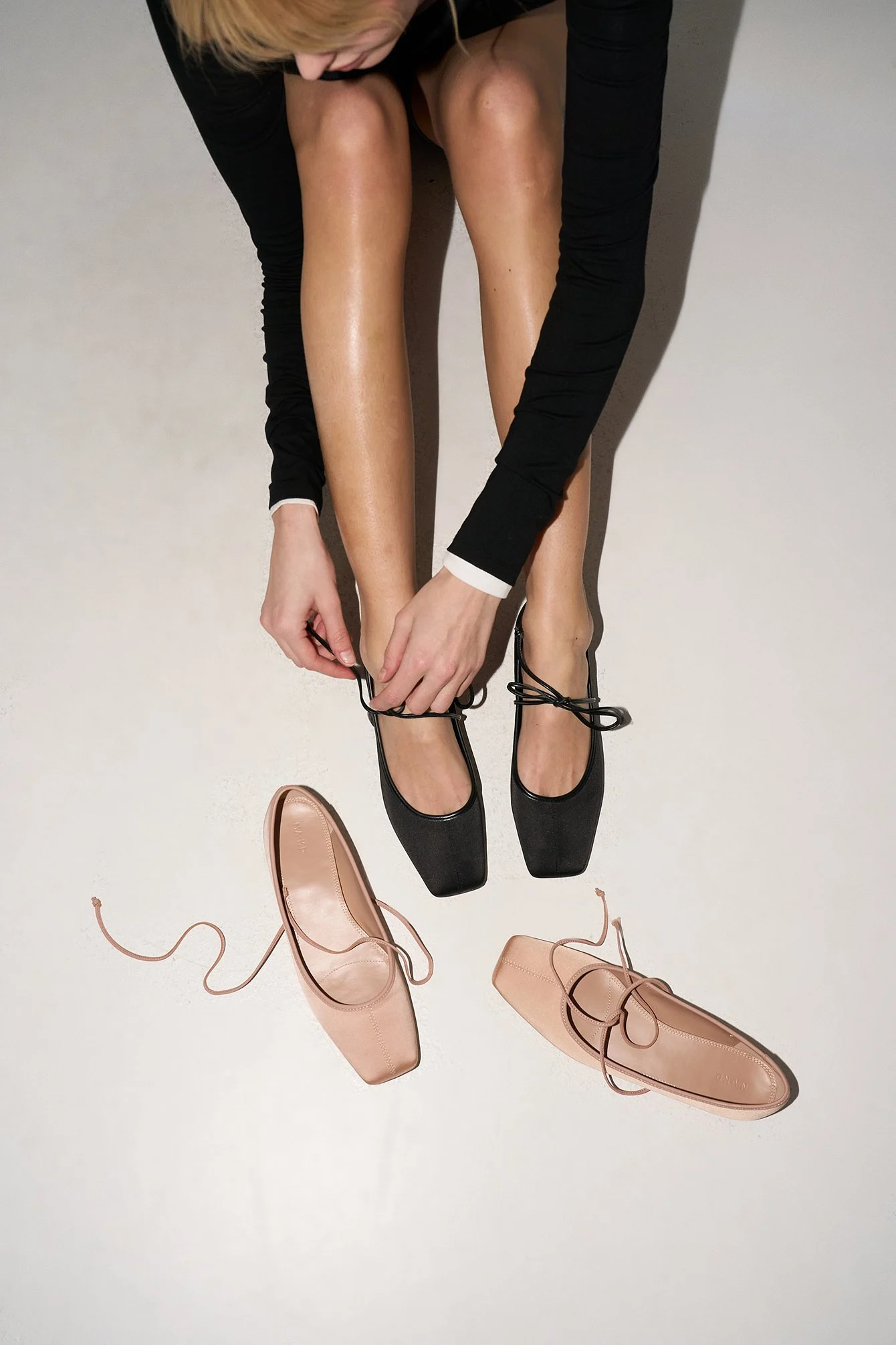 Ballerinas mit eckiger Spitze und Riemendetail